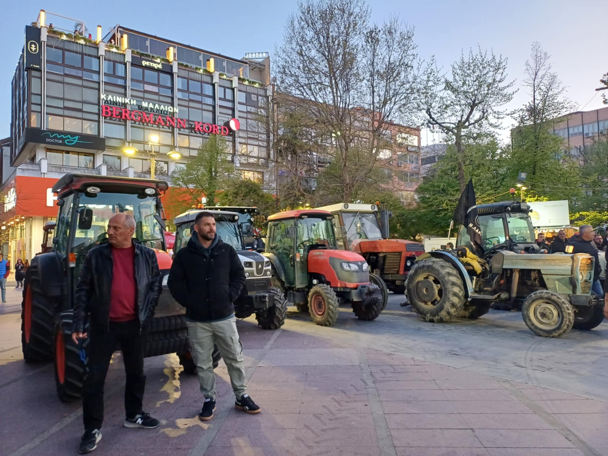 Γέμισε τρακτερ η κεντρική πλατεία της Λάρισας από αγρότες που ζητούν αποζημιώσεις για τον παγετό (ΦΩΤΟ+video)
