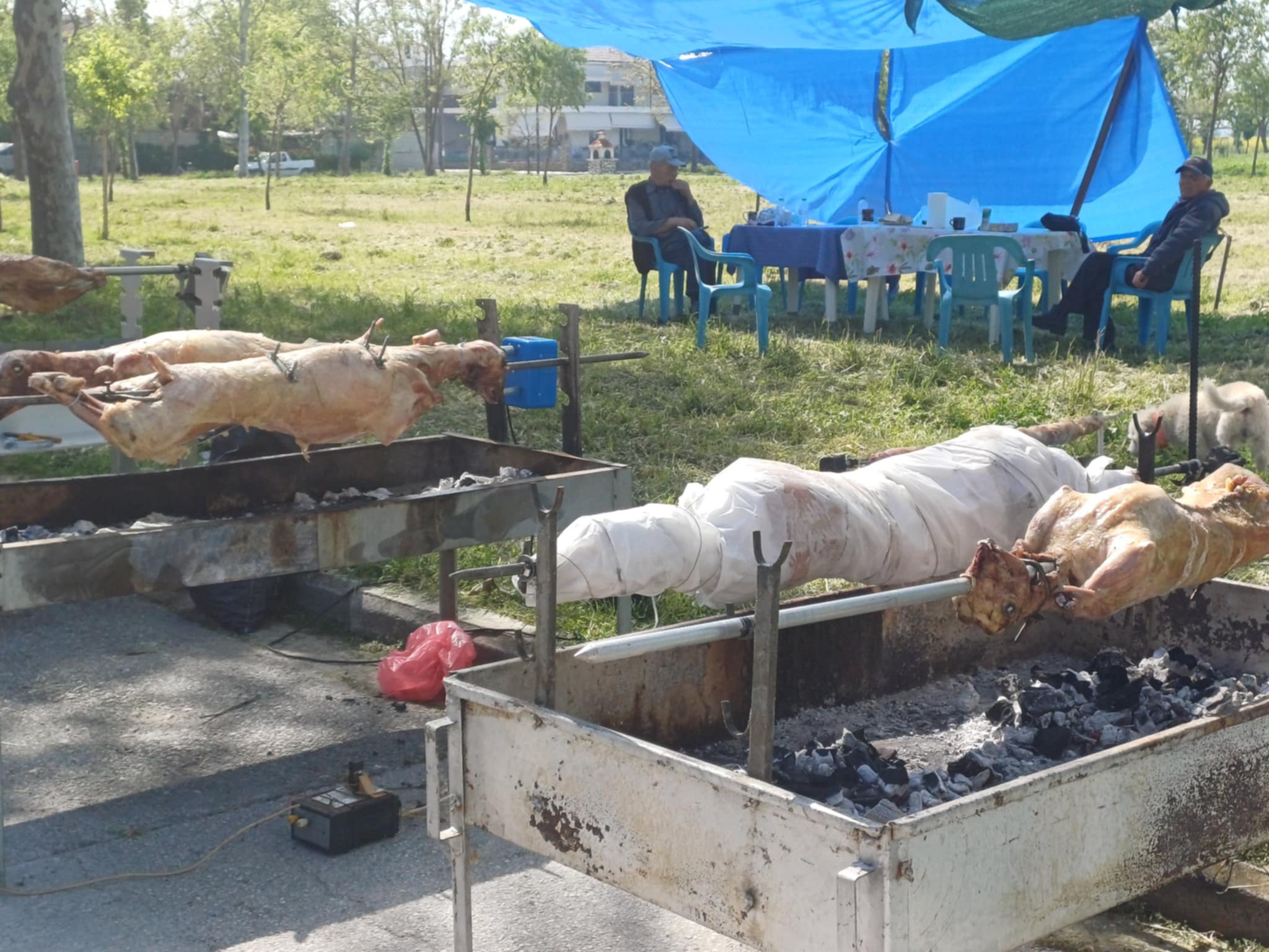 Πασχαλινό οικογενειακό γλέντι στη Γιάννουλη με αρνί, κοκορέτσι και χορό (ΦΩΤΟ-ΒΙΙΝΤΕΟ)