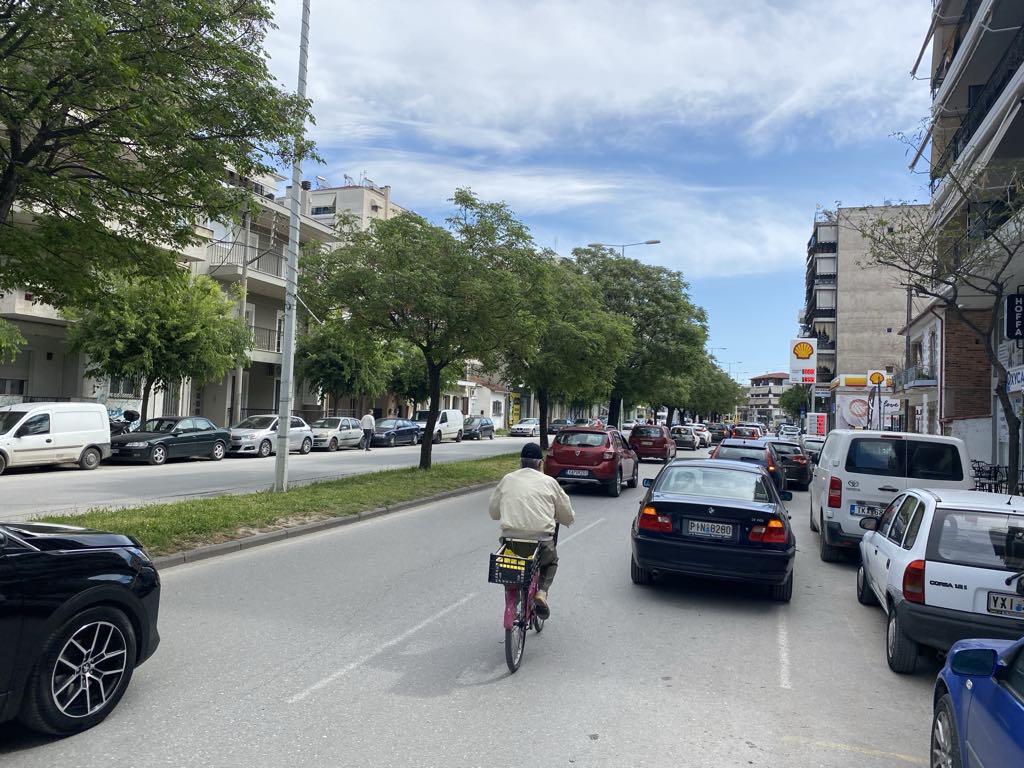 Πάνε παράλια οι Λαρισαίοι να ...πιάσουν το Μάη - μποτιλιάρισμα στην Ηρώων Πολυτεχνείου (ΦΩΤΟ)