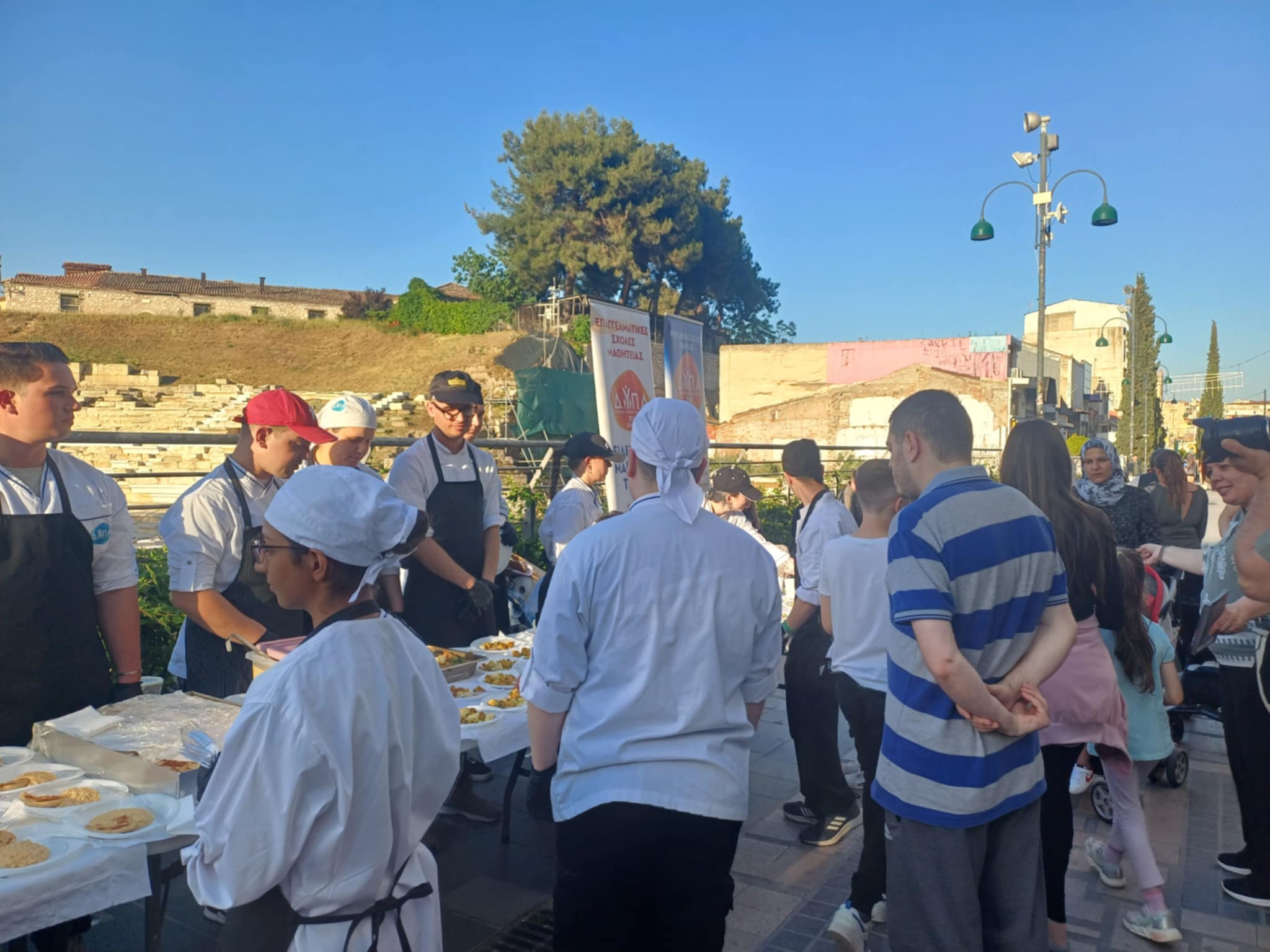 «Γεύσεις του κόσμου» μπροστά από το αρχαίο θεταρο της Λάρισας (ΦΩΤΟ