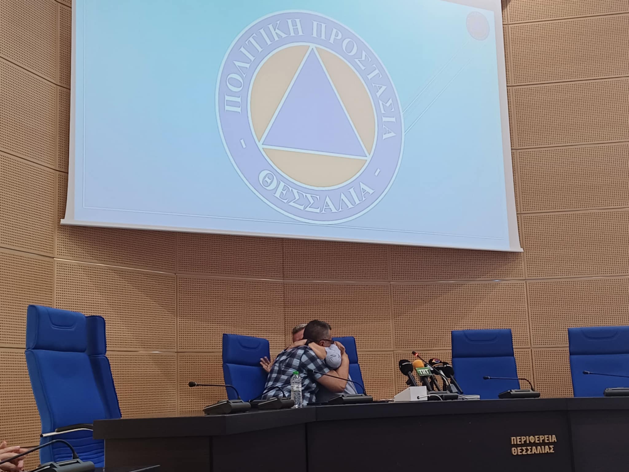 Συγκίνηση και δάκρυα στην «αποστρατεία» του Ηλία Λεοντάρη από την Περιφέρεια Θεσσαλίας