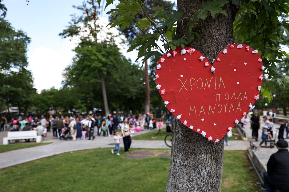 Κοσμοσυρροή στο Πάρκο Αλκαζάρ για τη γιορτή της μητέρας-Μαμάκος: «Ένα μεγάλο ευχαριστώ στις μητέρες όλου του κόσμου»,