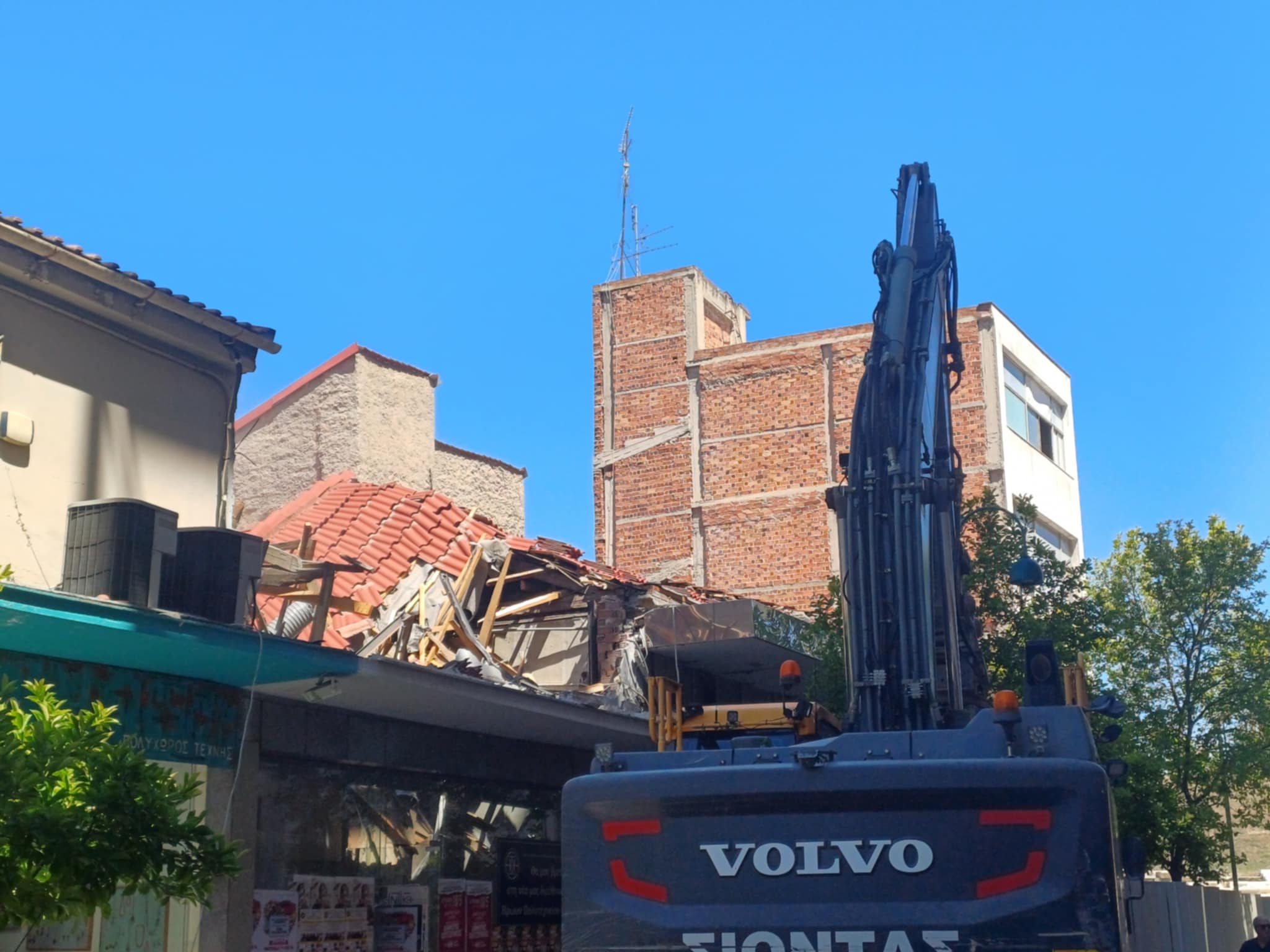 Ξεκίνησε η κατεδάφιση κτιρίων απέναντι από το αρχαίο θέατρο της Λάρισας (ΦΩΤΟ)