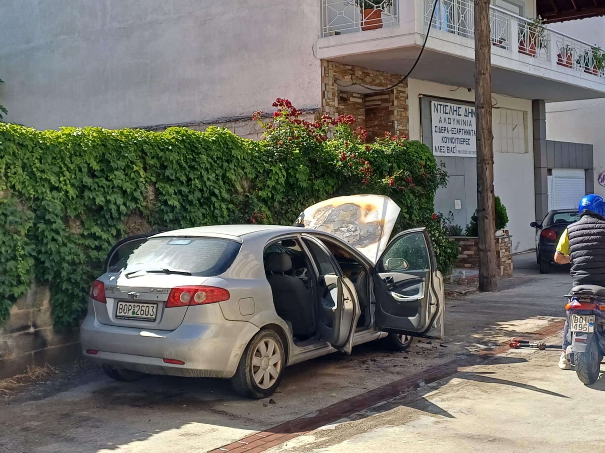 Συναγερμός στην Πυροσβεστική για φωτιά σε ΙΧ αυτοκίνητο στην οδό Βόλου (ΦΩΤΟ)