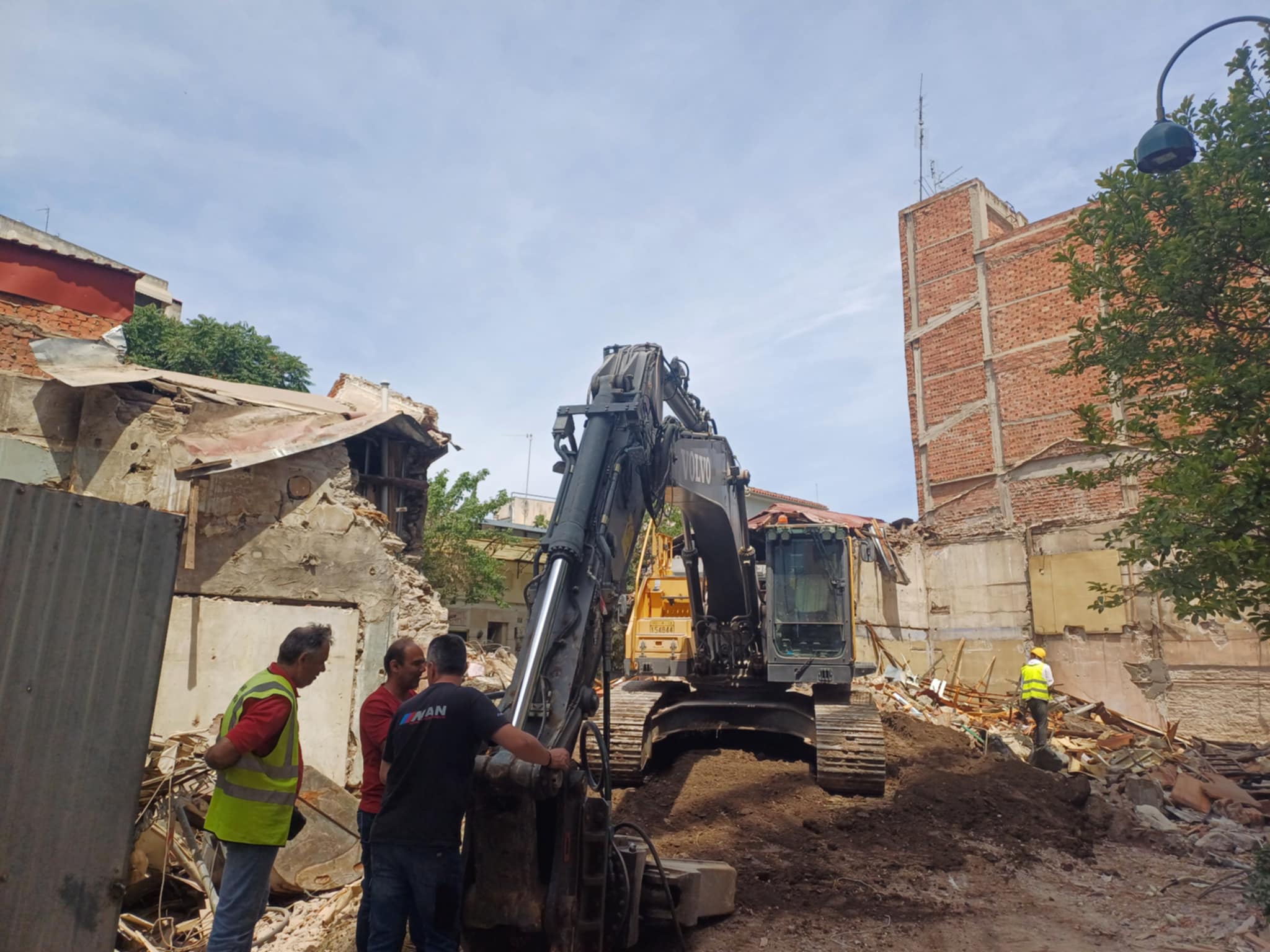 Συνεχίζεται η κατεδάφιση των κτιρίων μπροστά από το αρχαίο θέατρο Λάρισας (ΦΩΤΟ+video)