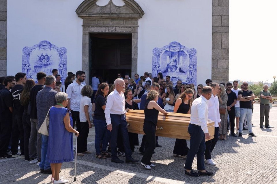 Ράγισαν καρδιές στην κηδεία του Ντιόγκο Ζότα -Σήκωσε το φέρετρο η σύζυγός του, λύγισαν οι συμπαίκτες του