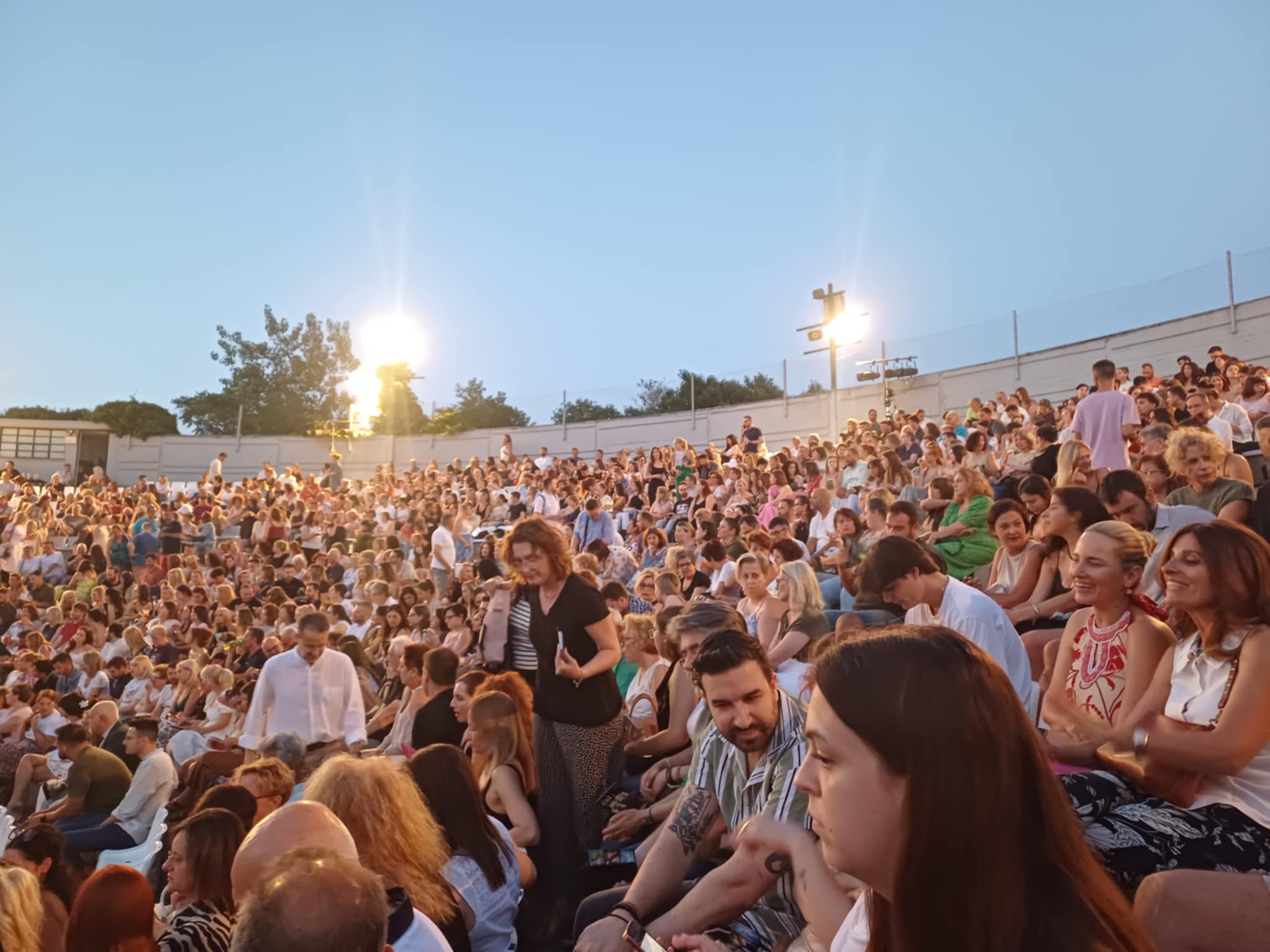 Αποθεωσαν το Γιάννη Μπεζο εκατοντάδες Λαρισαίοι στο Κηποθέατρο στις «Αινιγματικές Παραλλαγές»