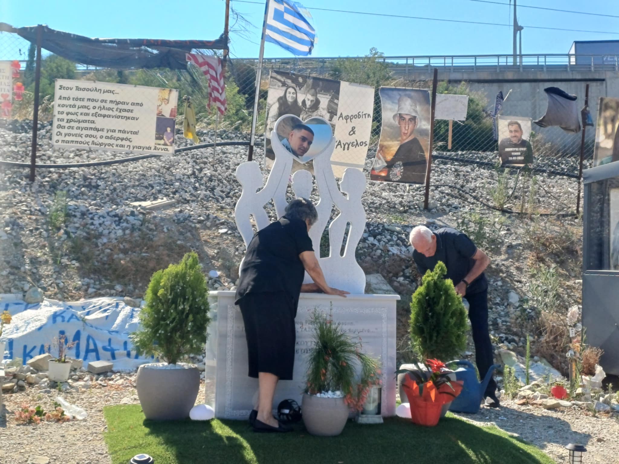 Τέμπη: Τέλεσαν τρισάγιο στον τόπο της τραγωδίας συγγενείς των θυμάτων (ΦΩΤΟ)