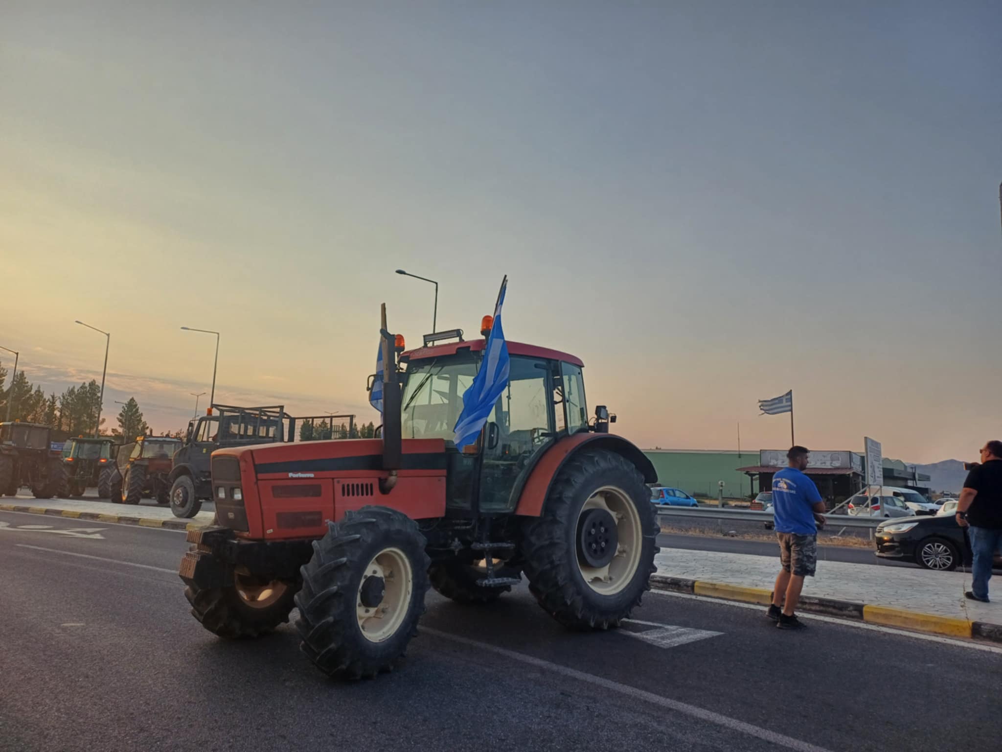 Μπλόκο στην παλιά Λάρισας- Βόλου στον κόμβο Πλατυκάμπου-έτοιμα τα τρακτέρ για κεντρική πλατεία (ΦΩΤΟ+βίντεο)