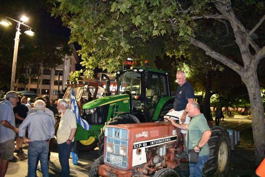 Τα τρακτέρ στην κεντρική πλατεία της Λάρισας για ΟΠΕΚΕΠΕ,αποζημιώσεις, ευλογιά προβάτων, λειψυδρία