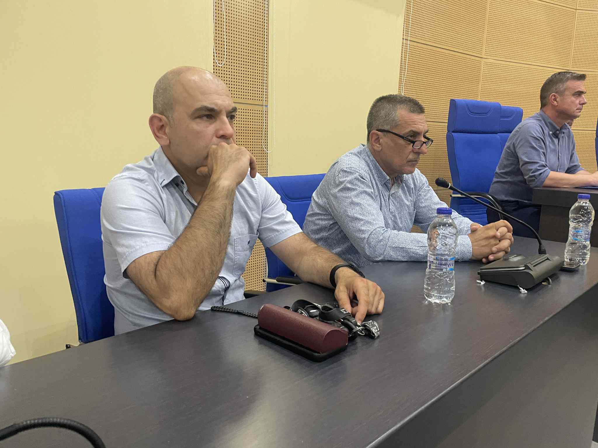 Ένταση στη σύσκεψη στην περιφέρεια με κτηνοτρόφους παρουσία Χρήστου Κέλλα (ΦΩΤΟ+βίντεο