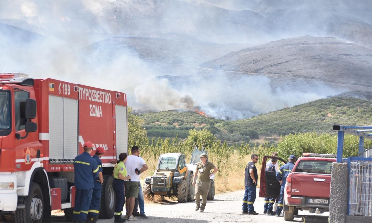 Μαίνεται η φωτιά στην Αγιά : Κάηκε πυροσβεστικό όχημα, δύο πυροσβέστες με εγκαύματα στο Κ.Υ Αγιάς [βίντεο]