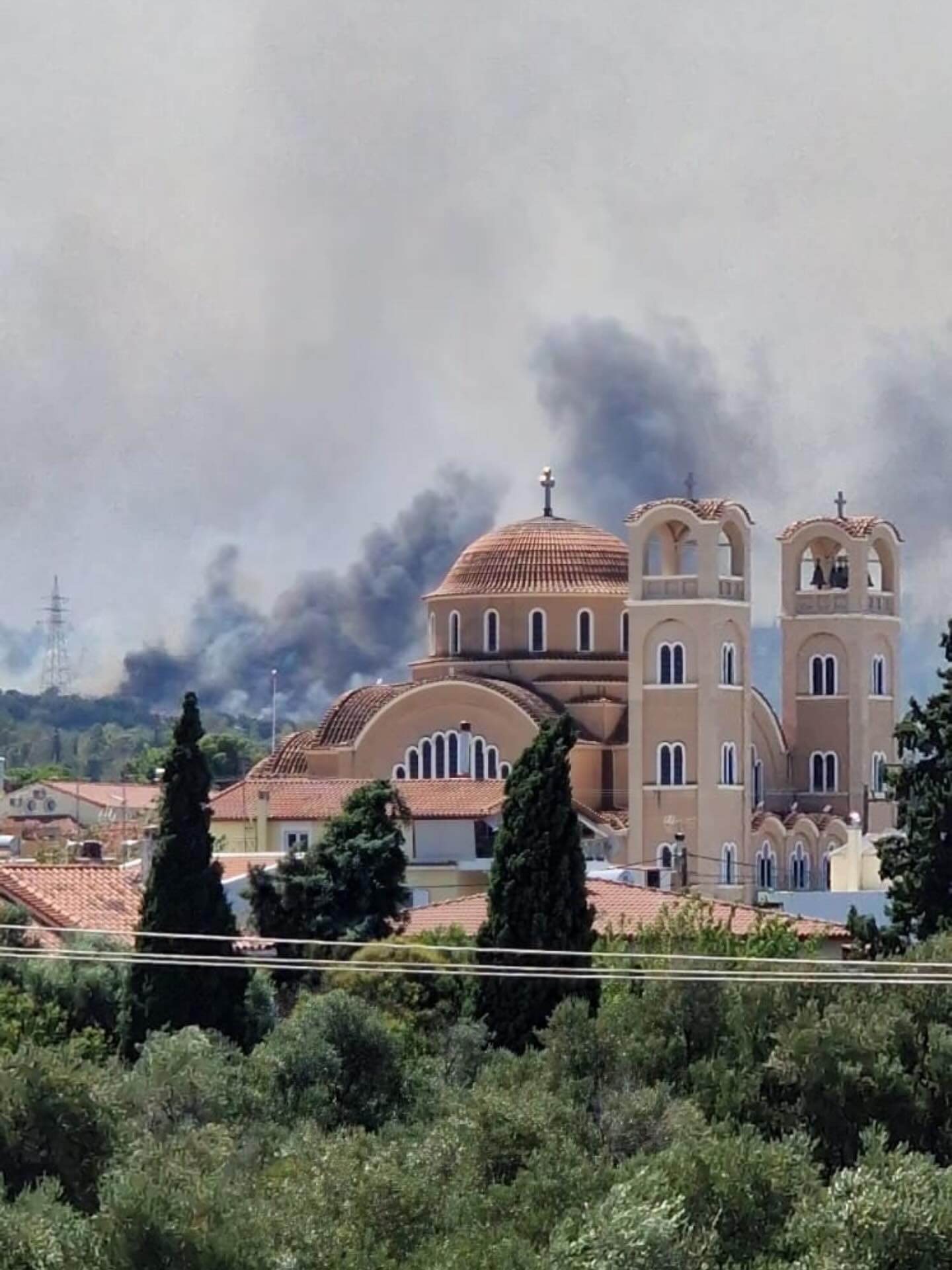 Μαίνεται η φωτιά στην Πάτρα, κοντά σε σπίτια οι φλόγες στην Αρόη -Μέτωπα και σε Πρέβεζα, Ζάκυνθο, Χίο, Κεφαλονιά