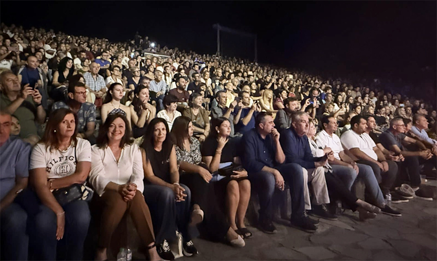 Πλήθος κόσμου στη Λίμνη Σμοκόβου στη συναυλία του Αλκίνοου Ιωαννίδη (ΦΩΤΟ)