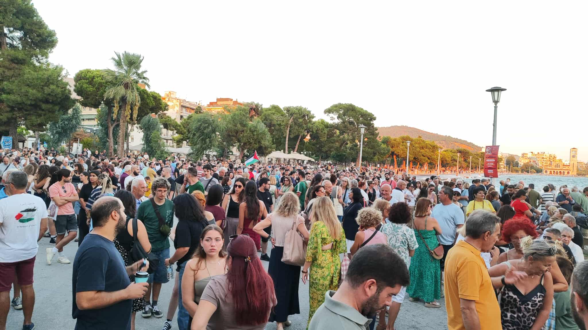 μεγάλη συγκέντρωση διαμαρυρίας στην παραλία του Βόλου για διακιοσύνη στην υπόθεση των Τεμπών