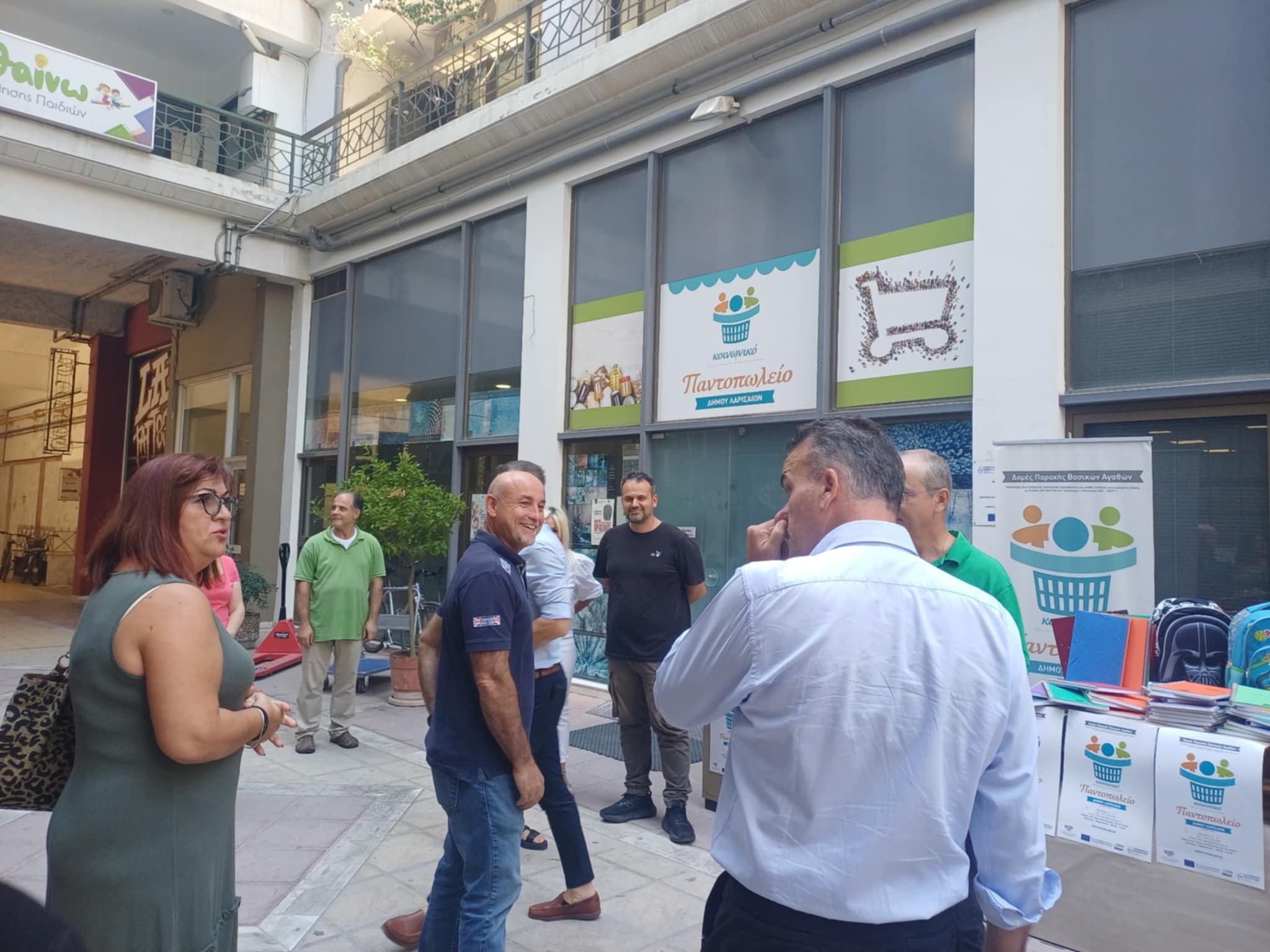 Σχολικά είδη σε παιδιά από το Κοινωνικό Παντοπωλείο του Δήμου Λαρισαίων (ΦΩΤΟ)