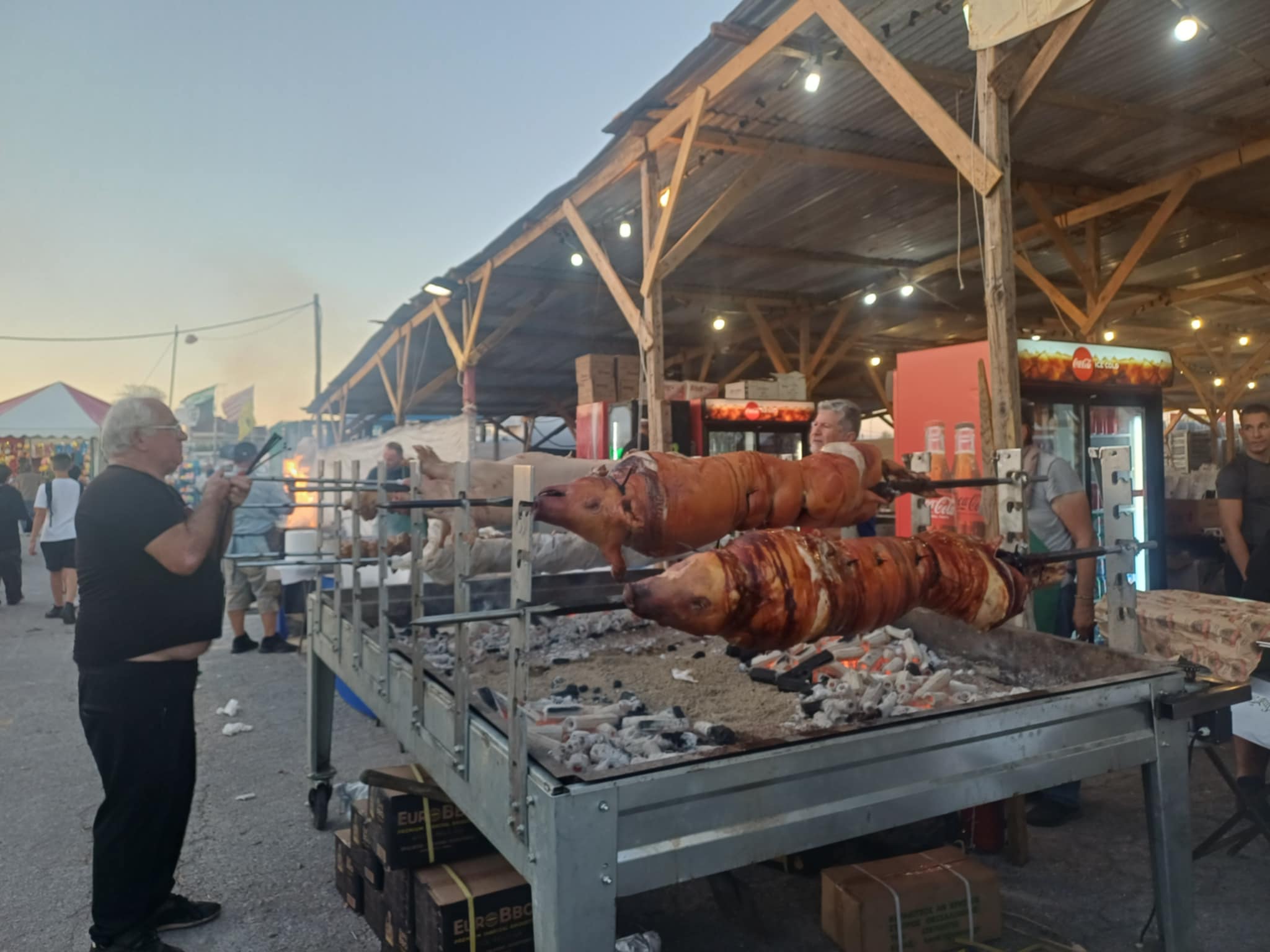 Πλήθος επισκεπτών στο παζάρι της Λάρισας για κάλτσες και εσώρουχα, αλλά και χαλβά και... αντικριστό αρνί παρά την ευλογιά (ΦΩ