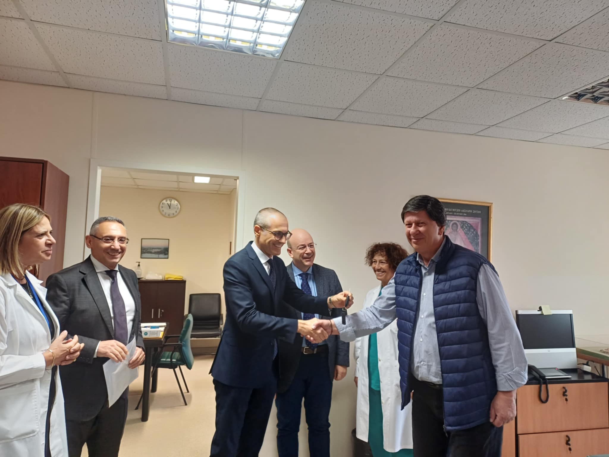 Τελετή παράδοσης οχήματος στο Πανεπιστημιακό για εξωτερικές αιμοληψίες (ΦΩΤΟ)