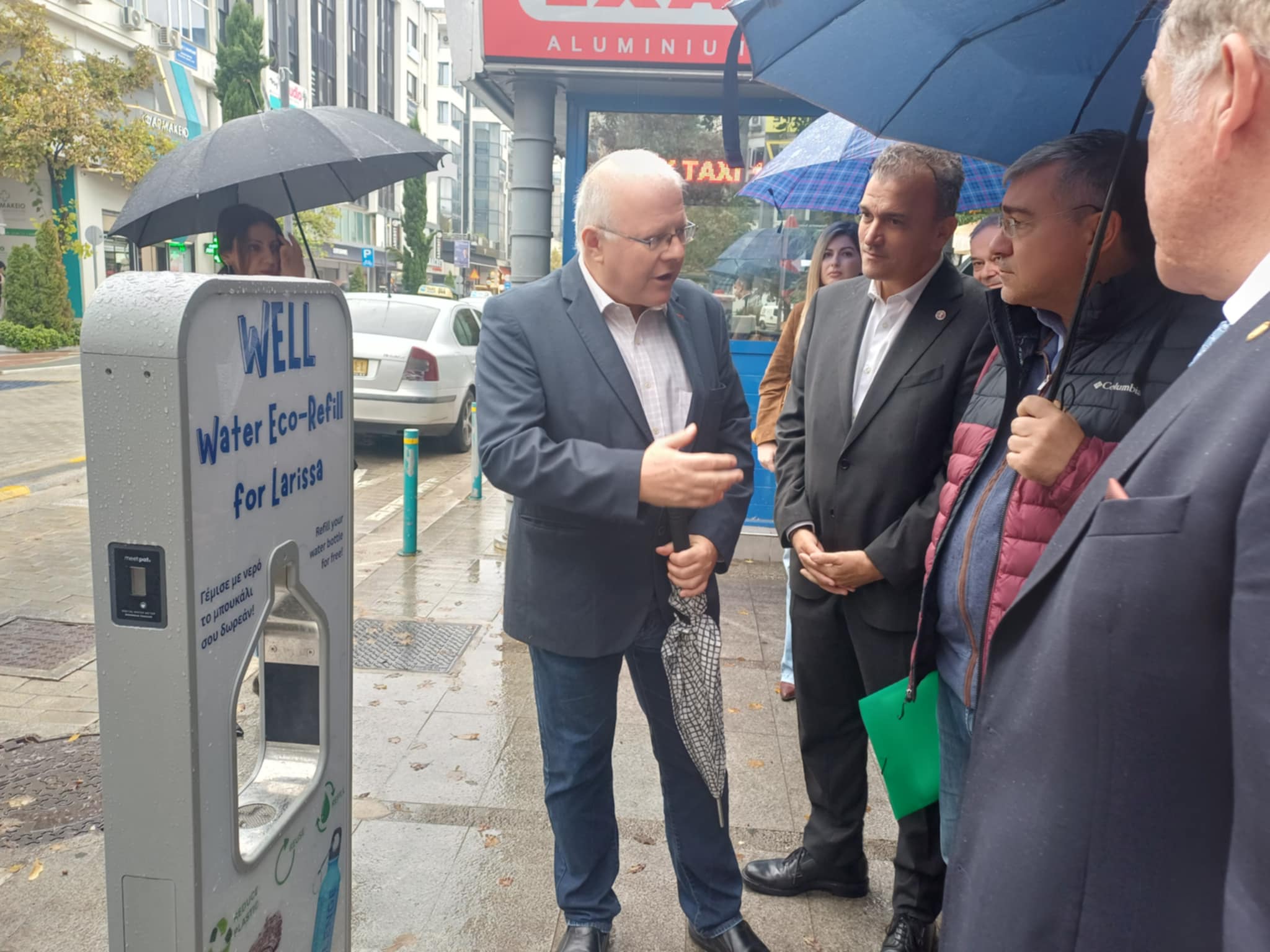 Τέσσερις «έξυπνες» βρύσες εγκαταστάθηκαν σε κεντρικά σημεία της Λάρισας- η επίδειξη στον Γραφάκο και η ...πλάκα Μαμάκου