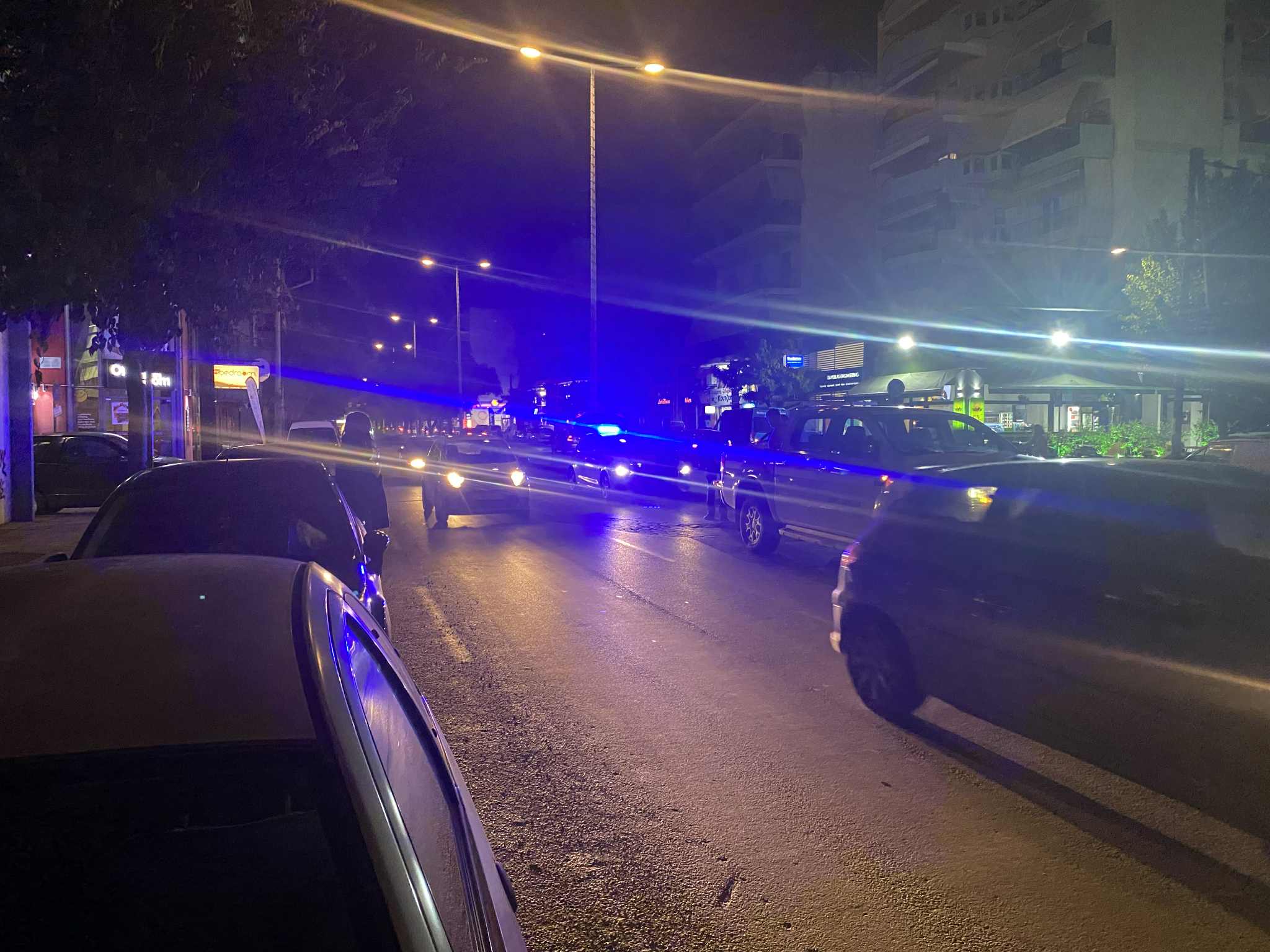 Ταξί έπεσε σε λακούβα 10 εκατ. βάθους στο κέντρο της Λάρισας και έσκασε λάστιχο (ΦΩΤΟ)