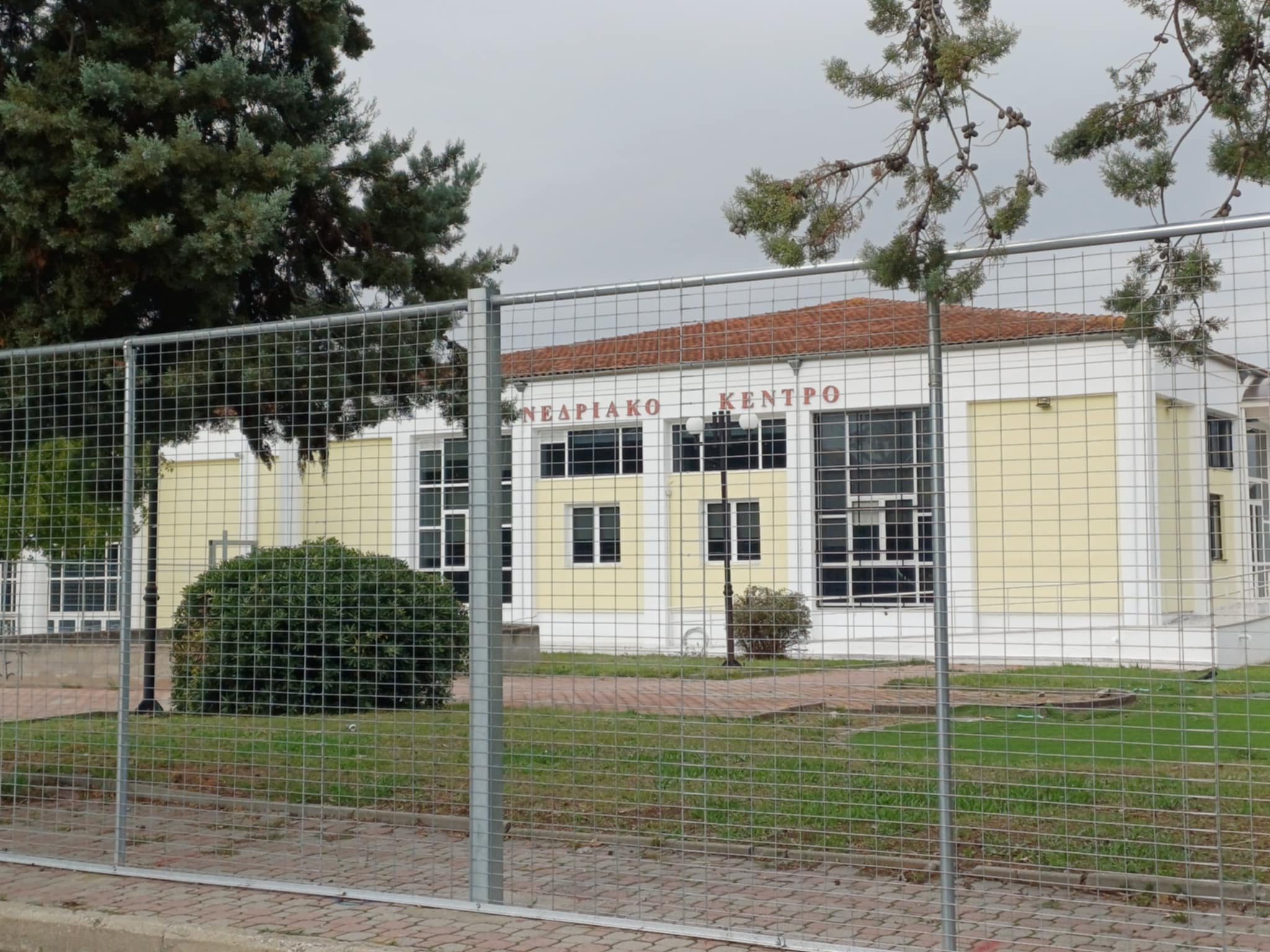 Αστακό θυμίζει με την περίφραξη το συνεδριακό ΓΑΙΠΟΛΙΣ όπου θα φιλοξενηθεί η δίκη των Τεμπών (ΦΩΤΟ)