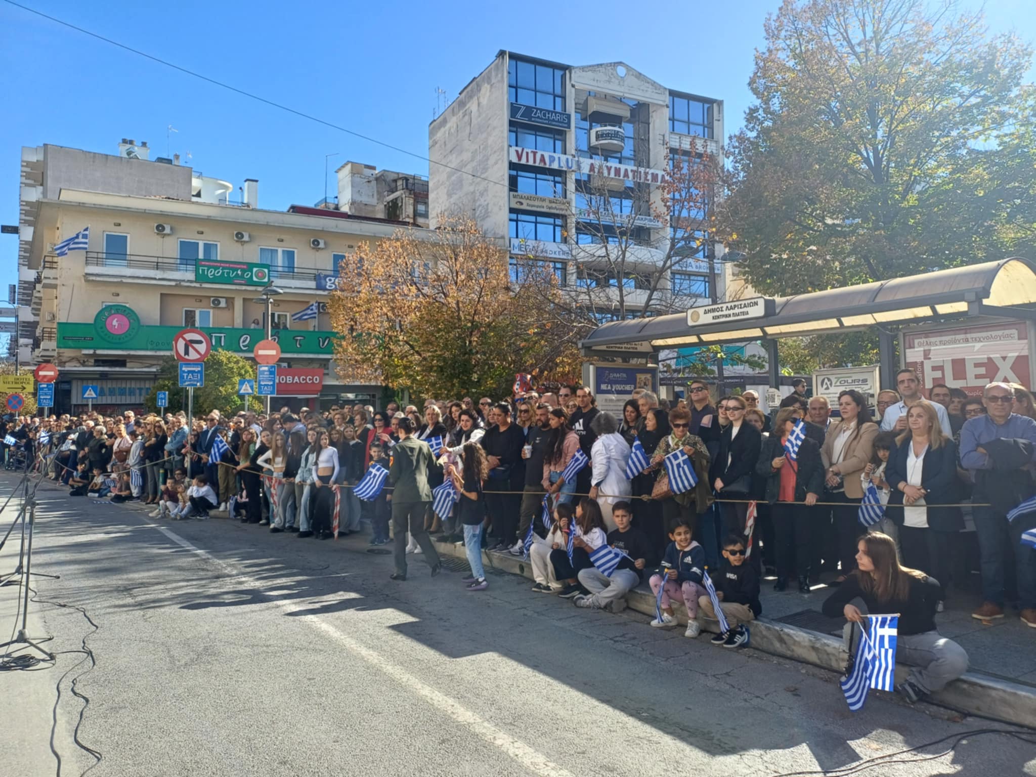 Πλήθος κόσμου παρακολουθεί με λιακάδα την παρέλαση της Λάρισα (ΦΩΤΟ+video)