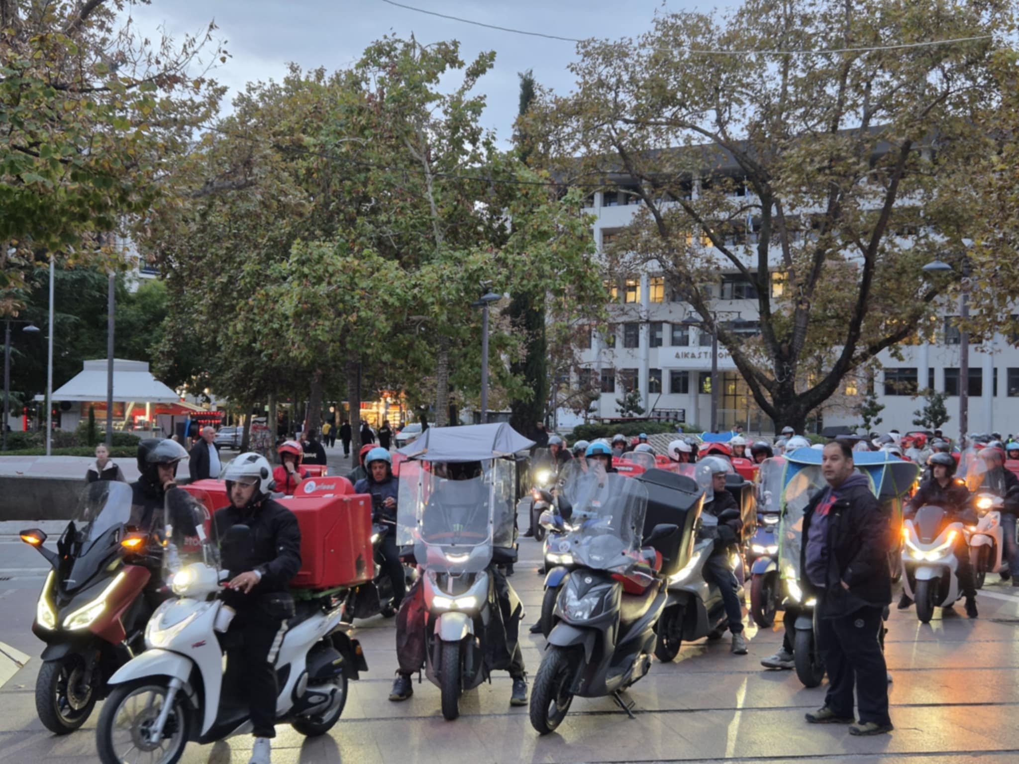 Αποχή και μοτοπορεία στο κέντρο της Λάρισας από τους διανομείς (ντελιβεράδες)-δείτε εικόνες και βίντεο