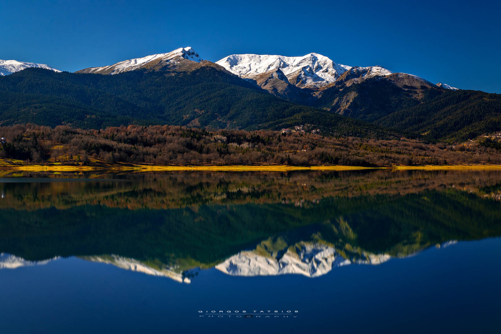 Φθινόπωρο στη Λίμνη Πλαστήρα σε φόντο χρυσοκίτρινο και γαλάζιο...