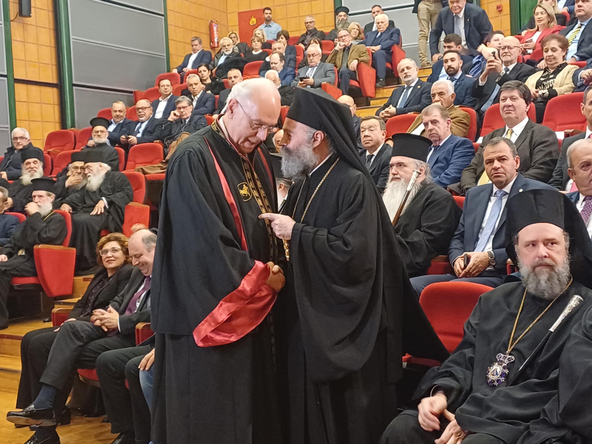 Συγκινητική βραδιά : Αναγόρευση του Αρχιεπισκόπου Αυστραλάις σε Επίτιμο Διδάκτορα της Ιατρικής Λάρισας ΦΩΤΟ)