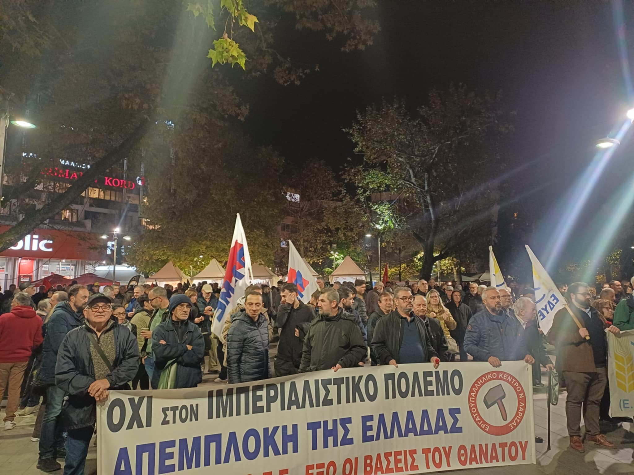 Με συνθήματα για δημοκρατία. ειρήνη, δικαιοσύνη η μεγάλη συγκέντρωση για το Πολυτεχνείο στην κεντρική παλτεία (ΦΩΤΟ)