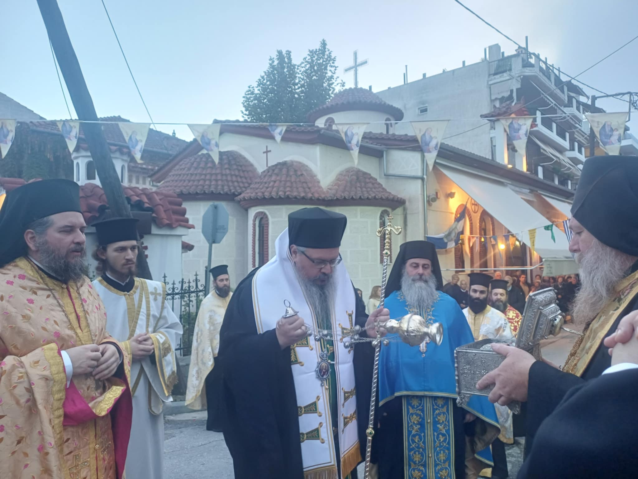 Πλήθος πιστών στη Λάρισα υποδέχτηκε τμήμα του Ιερού λειψάνου του Αγίου Στυλιανού (ΦΩΤΟ+video)