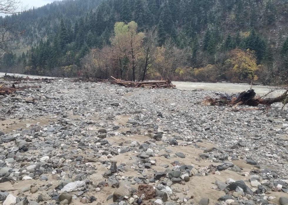 Αποκλεισμένα χωριά στον Ασπροπόταμο – Ζημιές στο οδικό δίκτυο από την κακοκαιρία