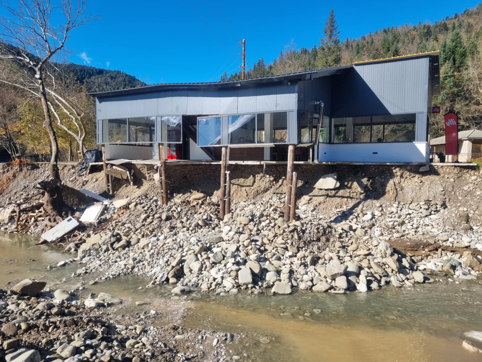 Συνεχίζονται εργασίες αποκατάστασης στον Ασπροπόταμο εν αναμονή νέου κύματος από αύριο (ΦΩΤΟ+video)