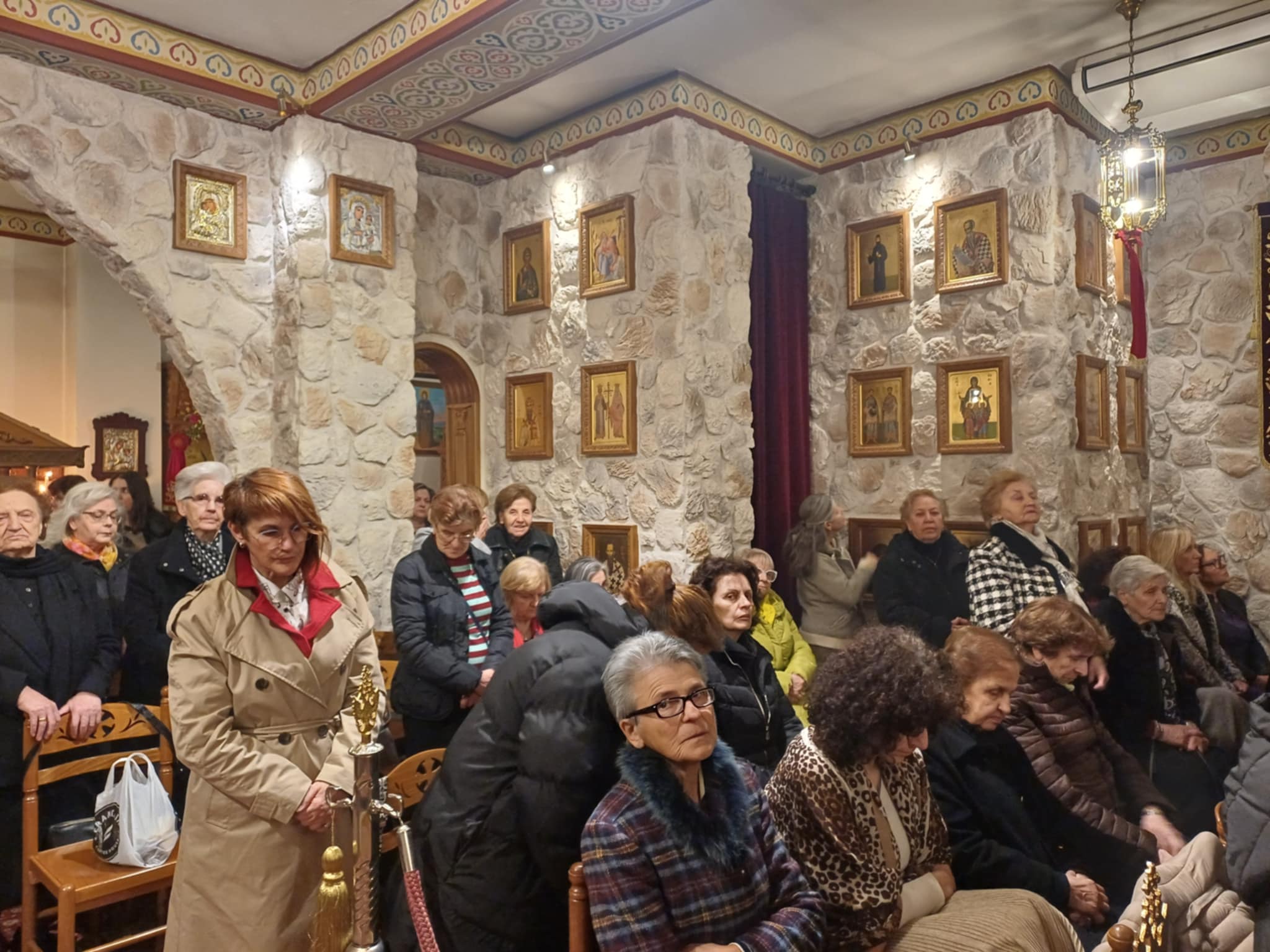 Πλήθος πιστών στο Μητροπολιτικό Παρεκκλήσιο της Αγίας Αικατερίνης, στην περιοχή του Αλκαζάρ (ΦΩΤΟ)