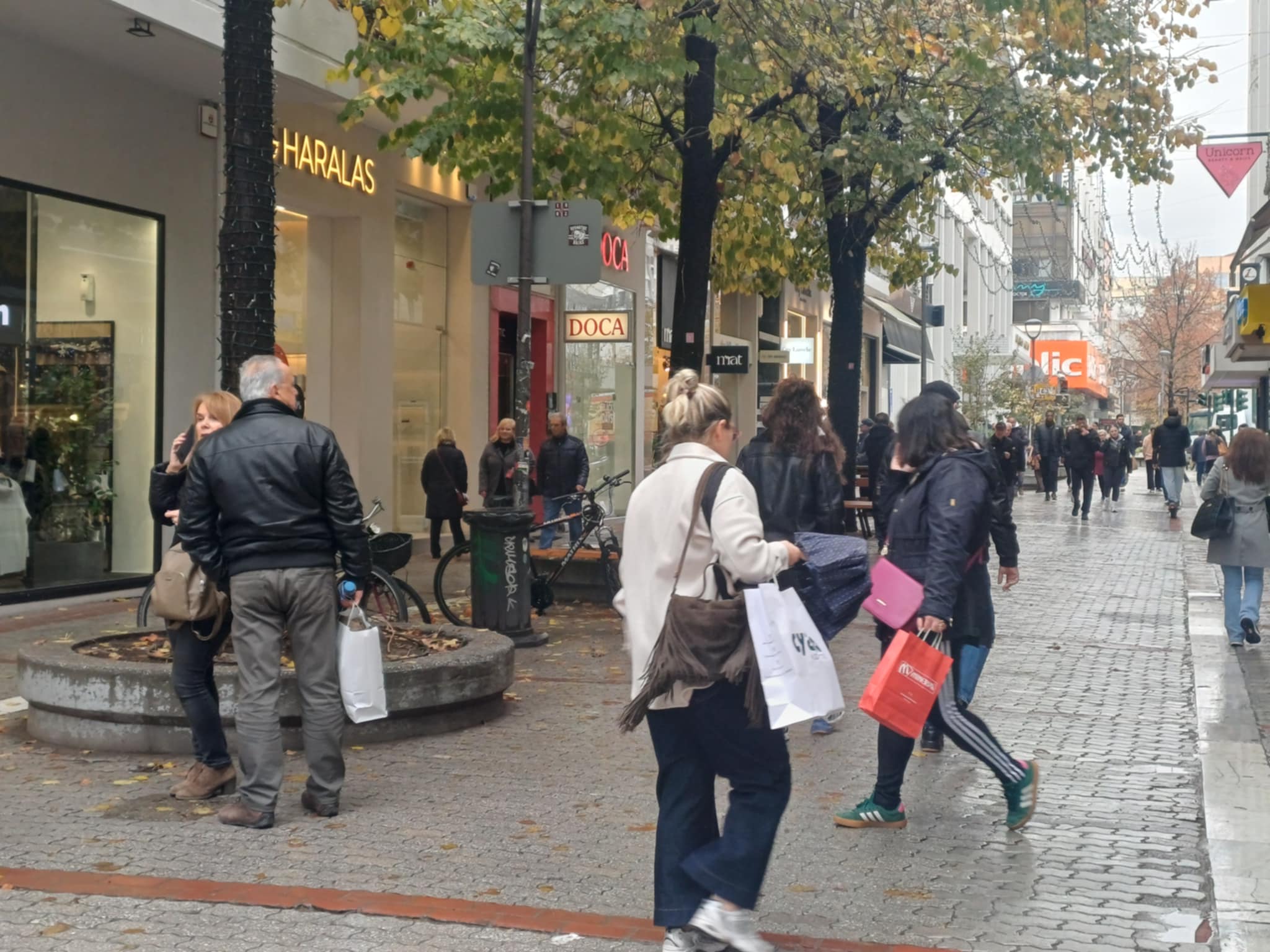 Σε ρυθμούς Black Friday η αγορά της παρά το ψιλόβροχο (ΦΩΤΟ)