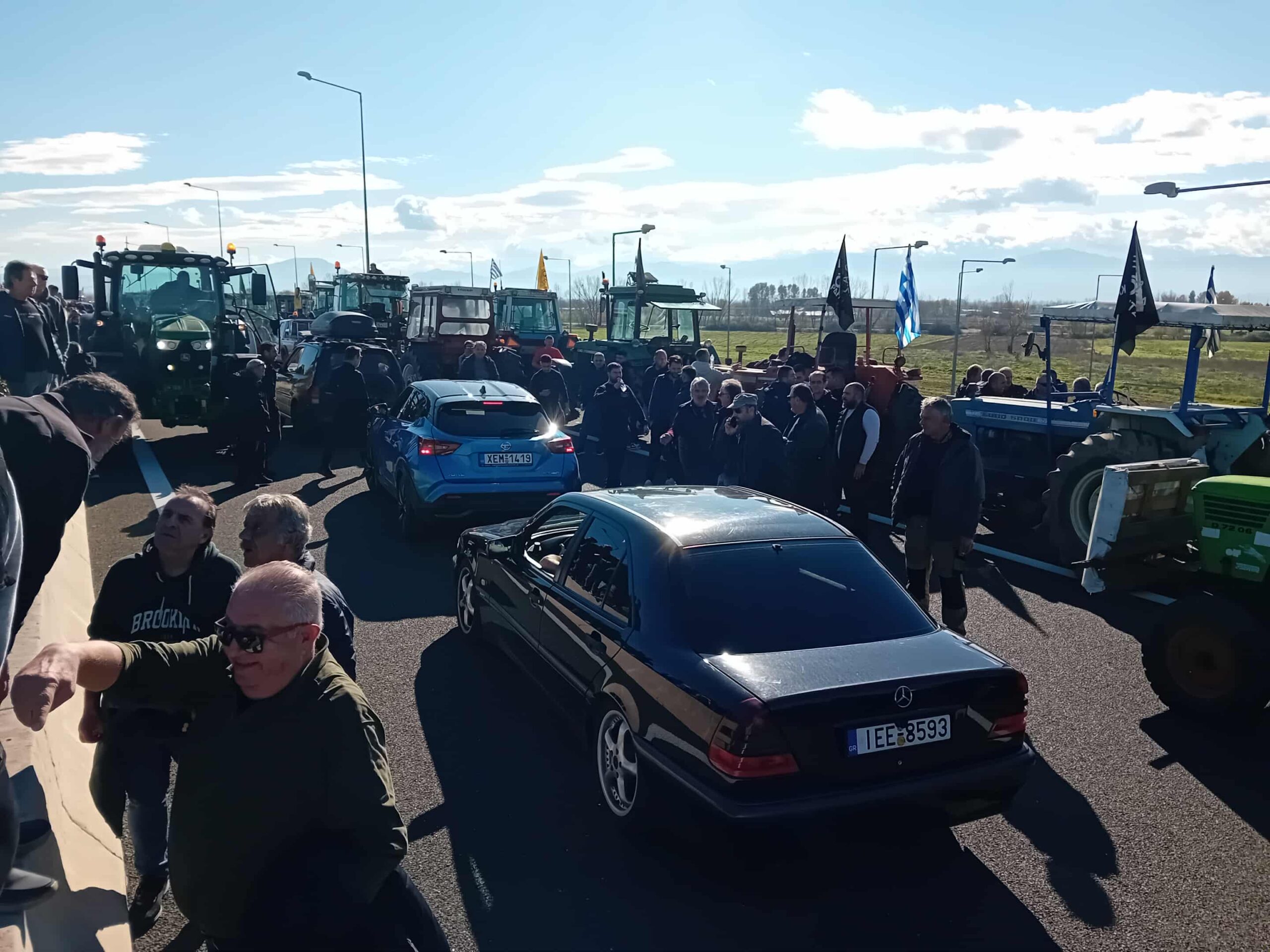 Απεκλεισαν και την ΠΑΘΕ οι αγρότες στη Νίκαια μετά τον Ε-65- κομμένη στα δύο η Ελλάδα (ΦΩΤΟ+video)