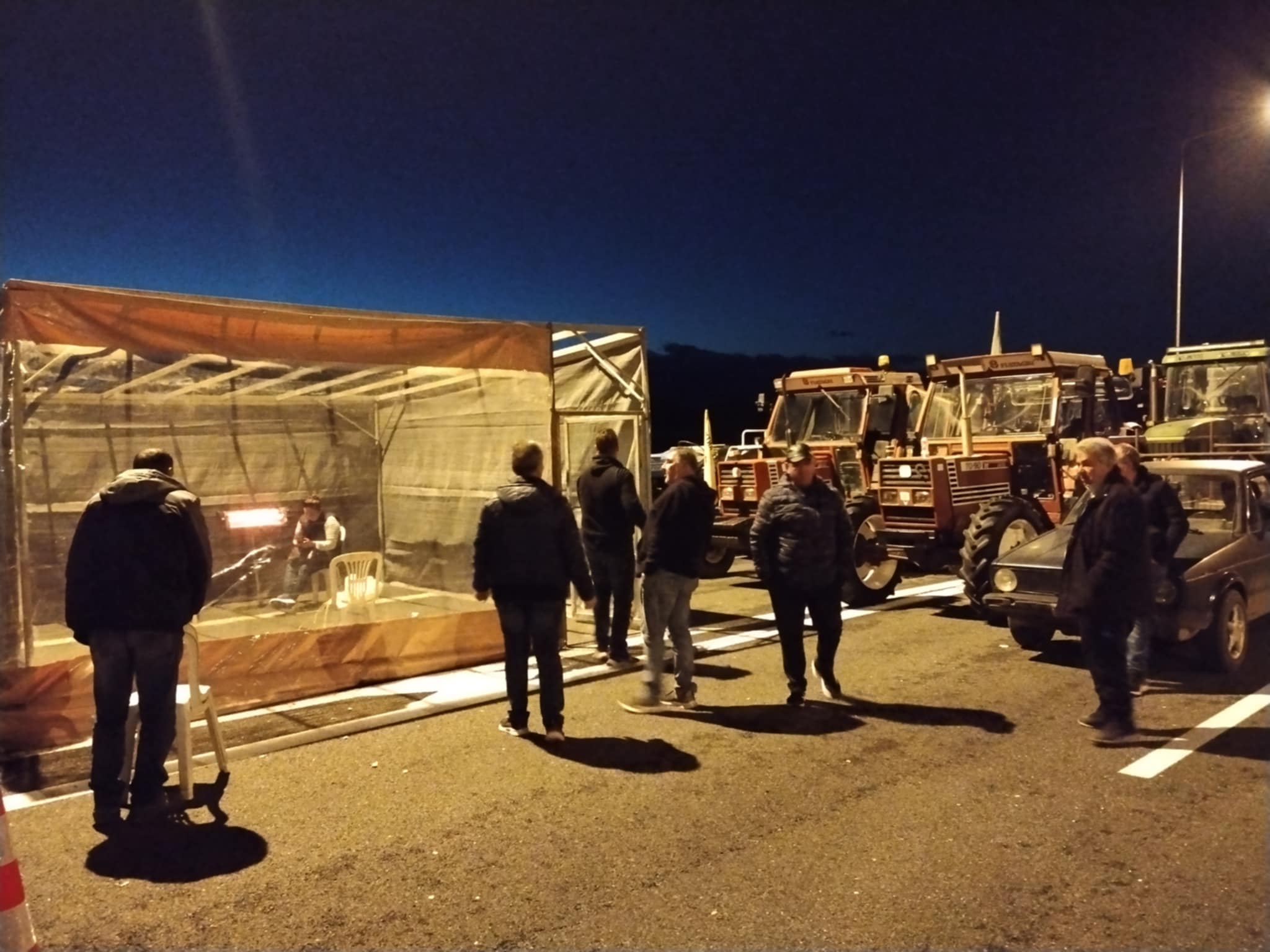 Οργανώνονται στο μπλόκο του Ε65 και δηλώνουν αποφασισμένοι να μείνουν όσο χρειαστεί οι αγρότες της Καρδίτσας