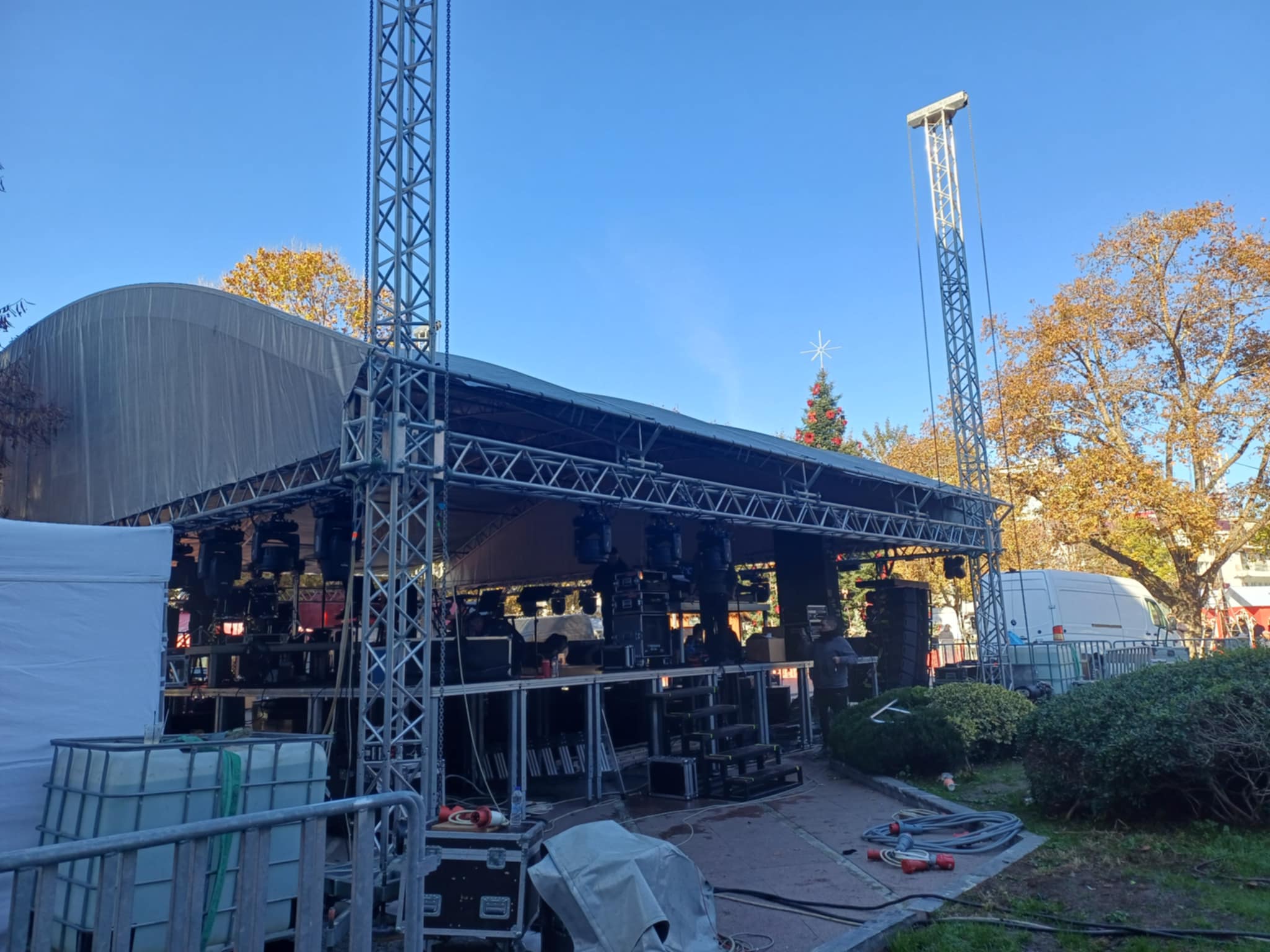 Δύο κόσμοι συναντώνται στην κεντρική πλατεία της Λάρισας: Οι αγρότες στο συλλαλητήριο αλληλεγγύης και η...εξέδρα της Πέγκυς Ζ