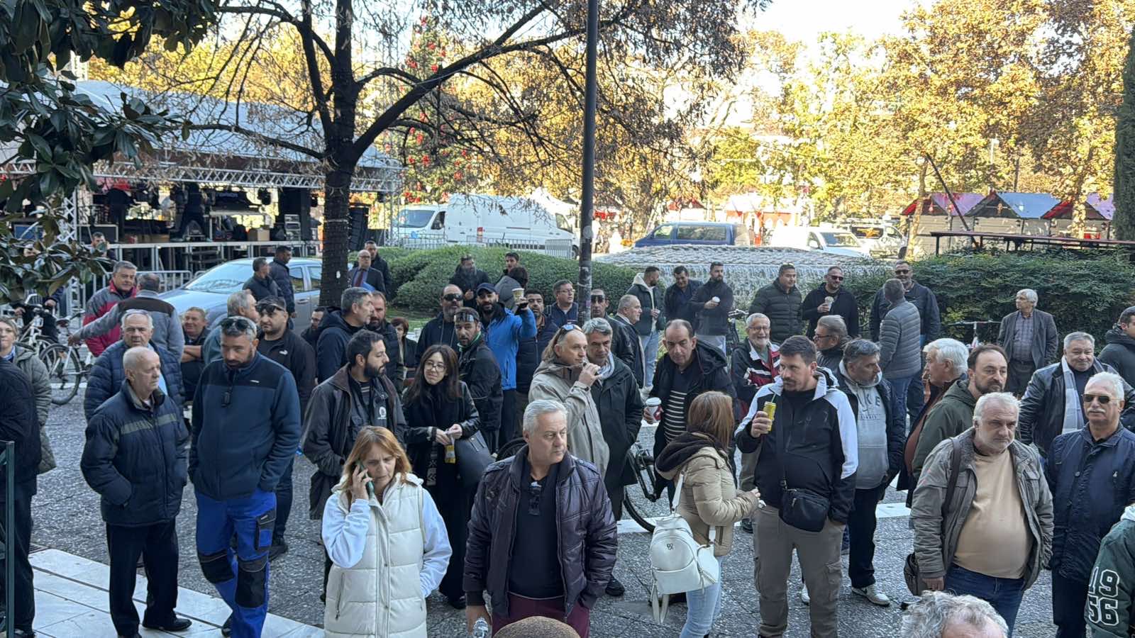 Δεκάδες αγρότες έξω από τα δικαστήρια αλληλέγγυοι στους συλληφθέντες που έφτασαν στο Μεταγωγών (ΦΩΤΟ)