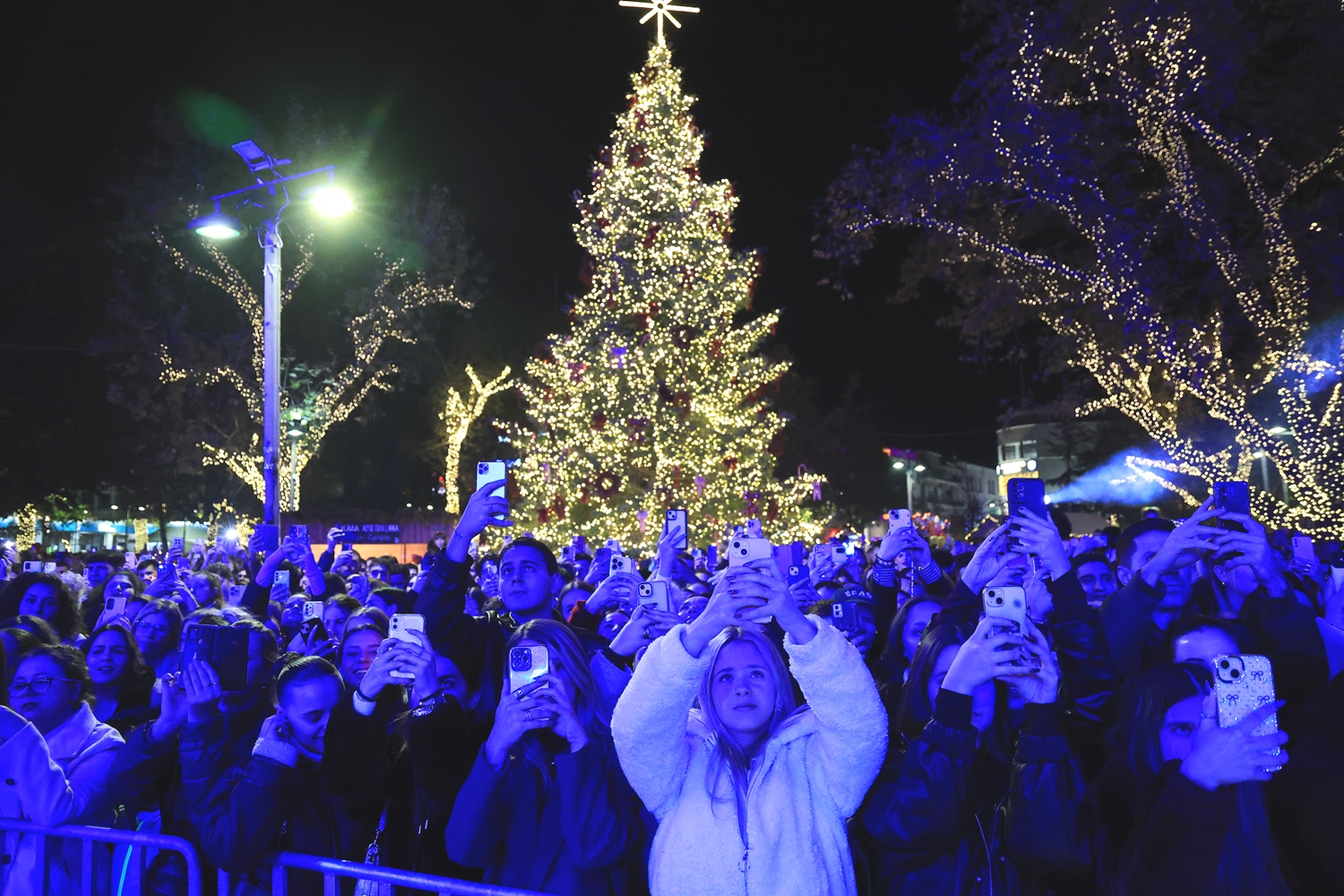 Δήμος Λαρισαίων: Φαντασμαγορική τελετή για το άναμμα του χριστουγεννιάτικου δέντρου (ΦΩΤΟ+video)