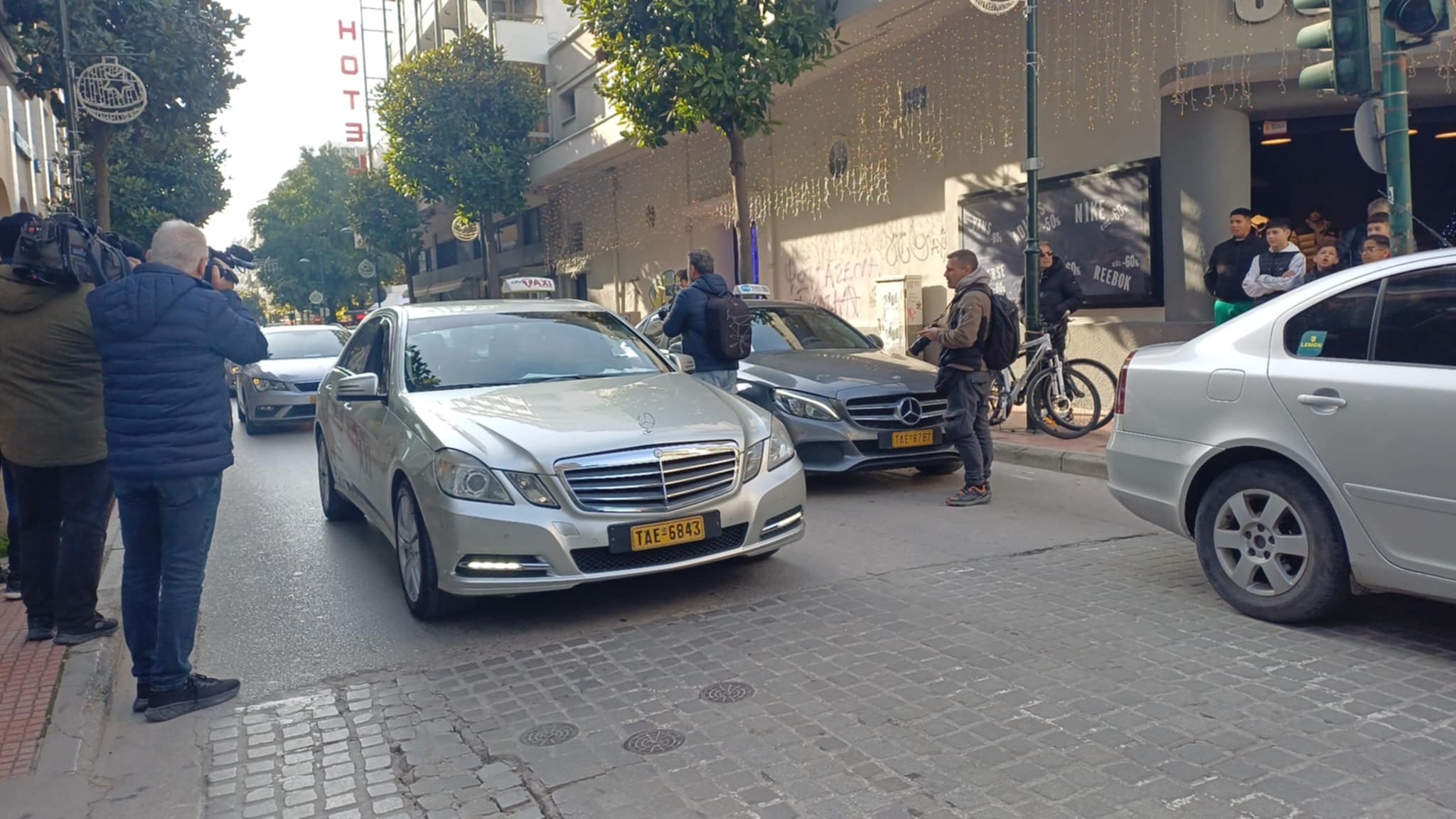 Απεργούν οι ταξιτζήδες στη Λάρισα- πανό έξω από το γραφείο Κέλλα και πορεία προς το μπλόκο της Νίκαιας (ΦΩΤΟ+video)