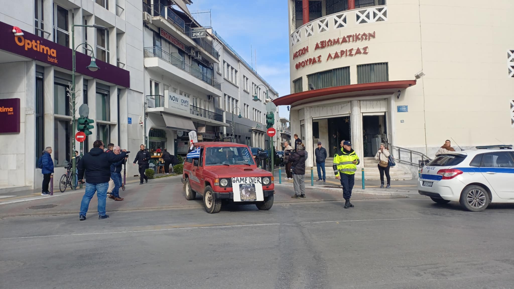 Οργισμένοι κτηνοτρόφοι στην κεντρική πλατεία έχυσαν γάλα και ζωοτροφές (ΦΩΤΟ+video)