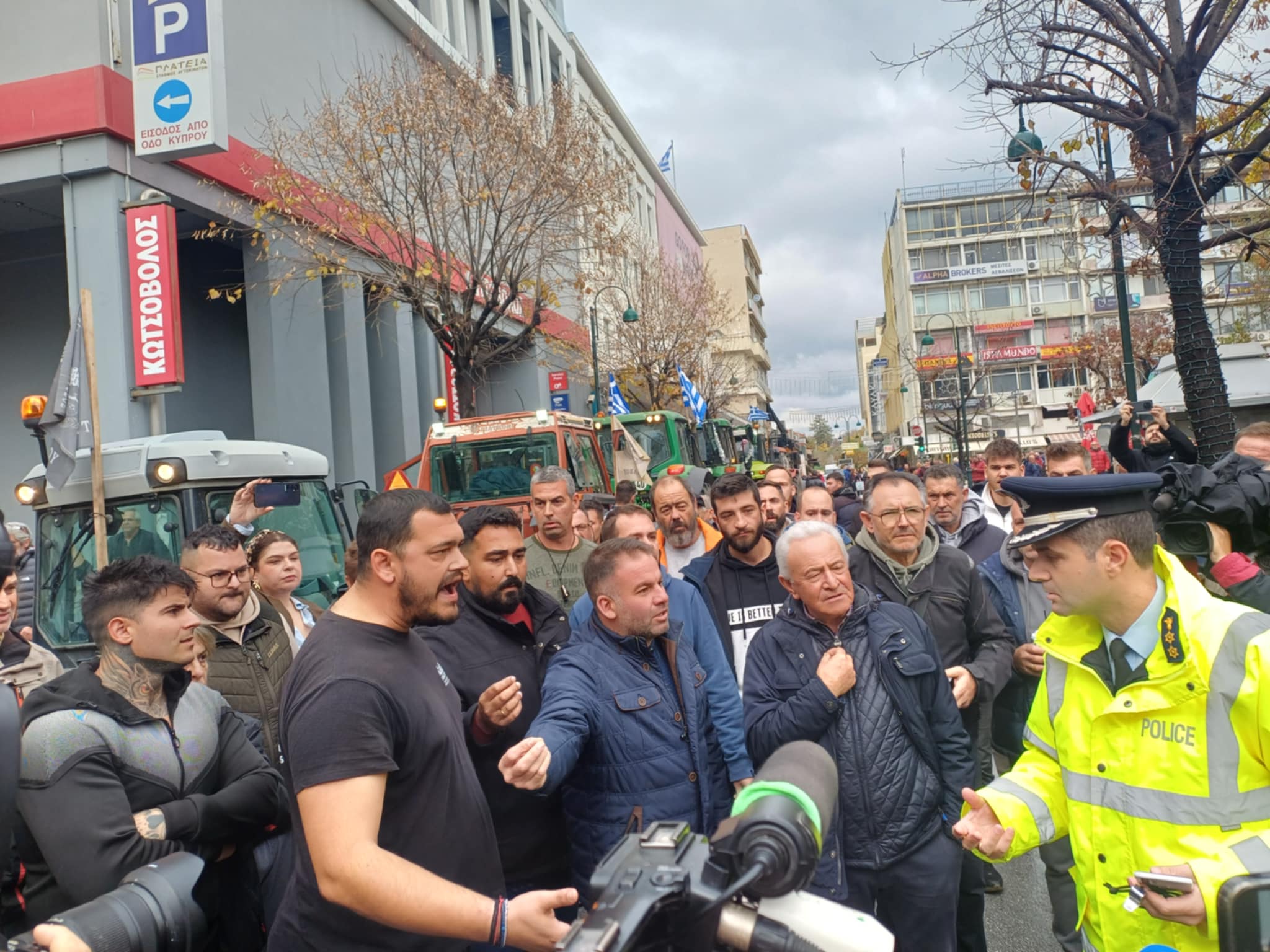 Με τρακτερ έξω από τα δικαστήρια οι αγρότες για συμπαράσταση στους συλληφθέντες (ΦΩΤΟ+video)