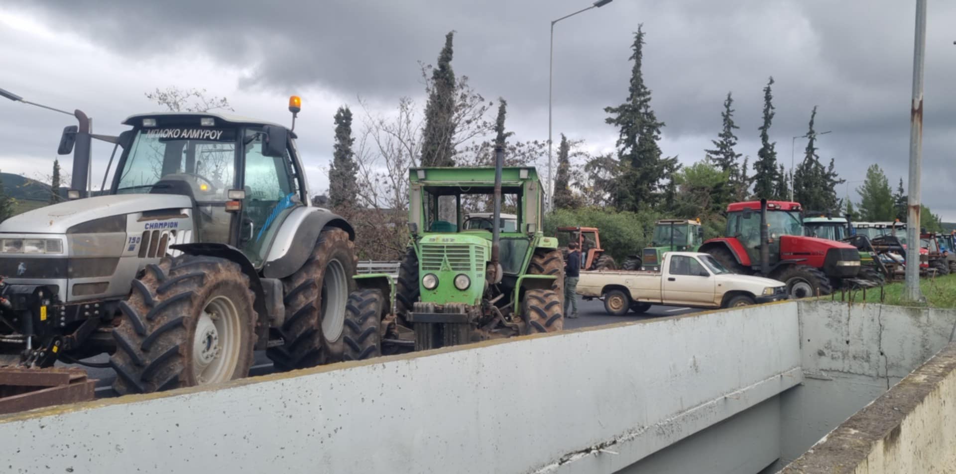 Στήνουν μπλόκο στον ΠΑΘΕ στον κόμβο Μικροθηβών αγρότες του Αλμυρού (ΦΩΤΟ)