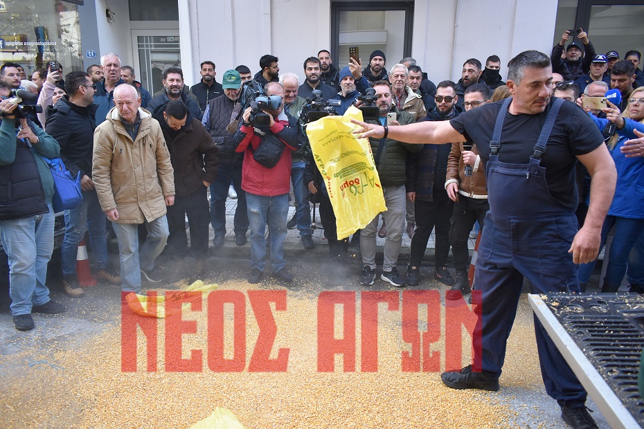 Καρδίτσα: Κινητοποίηση με τρακτέρ από τους αγροκτηνοτρόφους του μπλόκου στο γραφείο του Κ. Τσιάρα (ΦΩΤΟ)