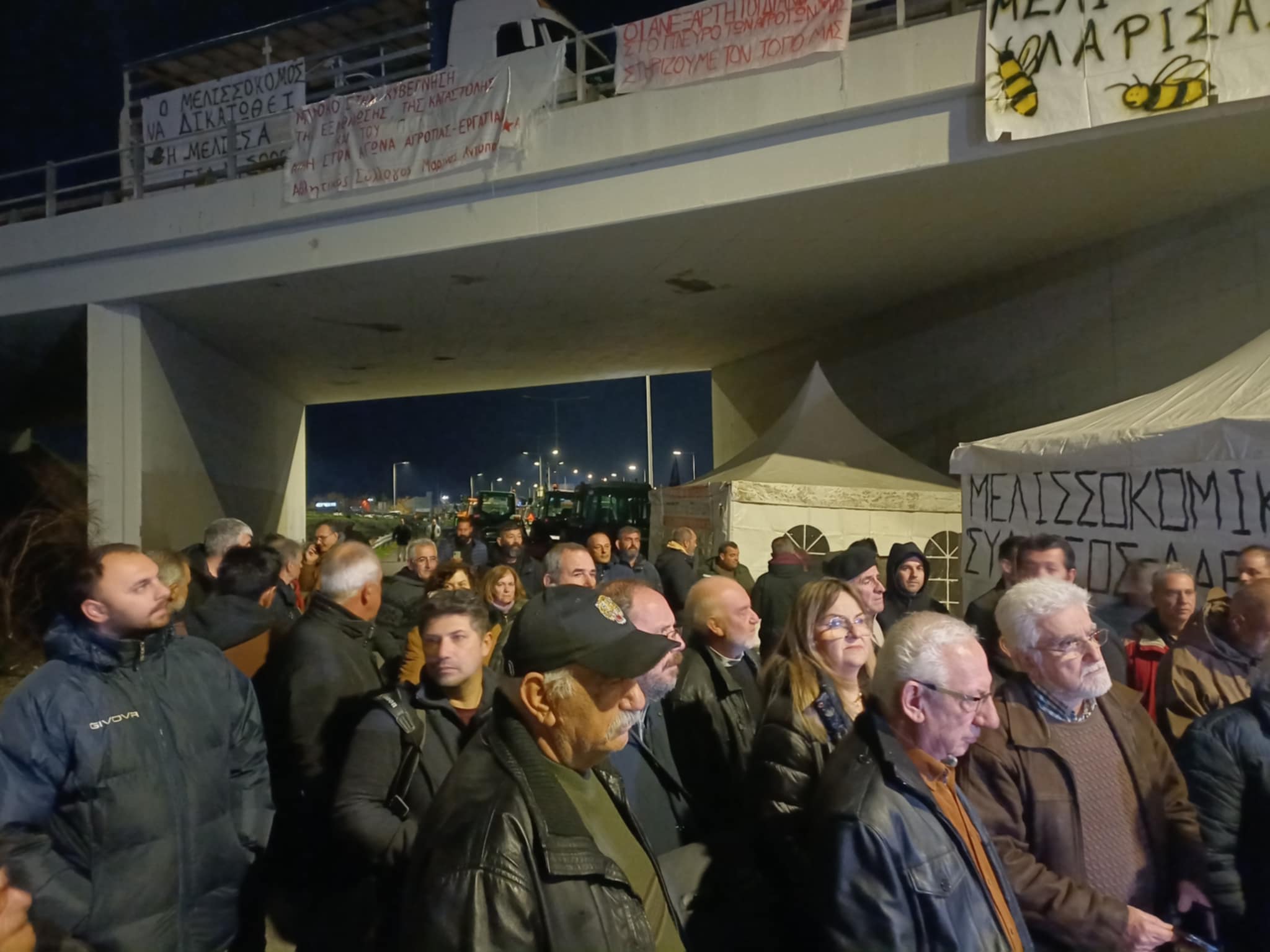 Δεν εκφοβίζονται λένε οι αγρότες του μπλόκου της Νίκαιας- Αύριο στο λιμάνι Βόλου και Παρασκευή με τρακτερ στη Λάρισα