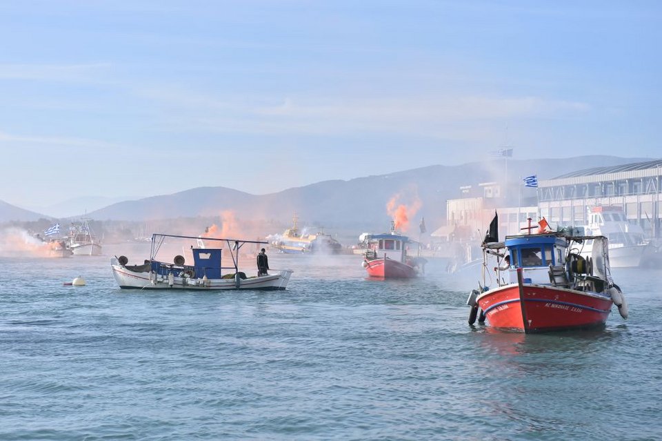 Αποκλεισμένο από στεριά και θάλασσα το λιμάνι του Βόλου -Έφτασαν οι αγρότες με  τρακτέρ και ψαράδες με τα καΐκια (ΦΩΤΟ+video)