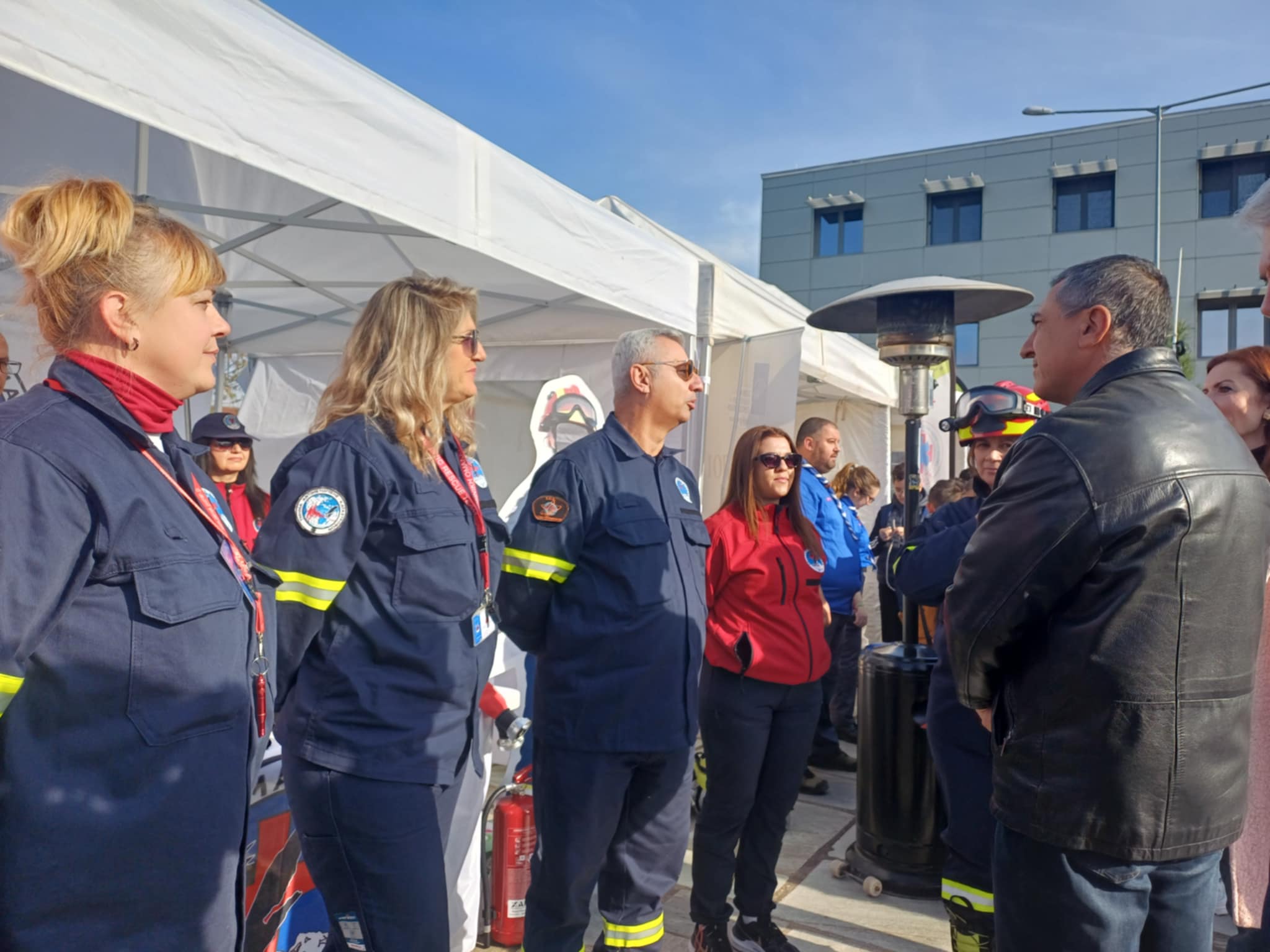 Γέμισε εθελοντές το προαύλιο της περιφέρειας- επίδειξη ΚΑΡΠΑ στο “Open Day Εθελοντισμού” (ΦΩΤΟ)