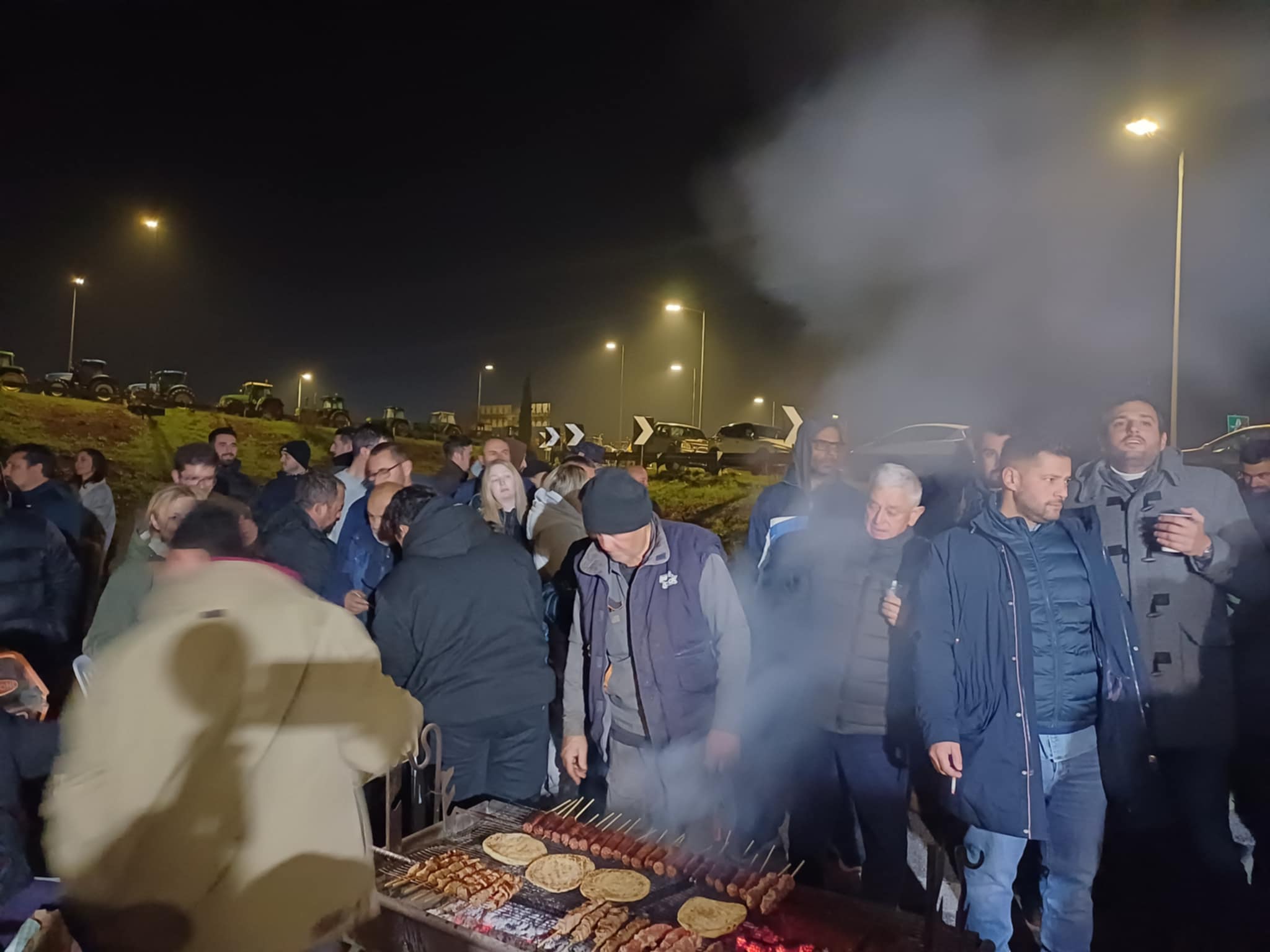 Συναυλία με Λαρισαίους μουσικούς, σουβλάκια, κρασί και κέφι στο μπλόκο της Νίκαιας (ΦΩΤΟ+video)