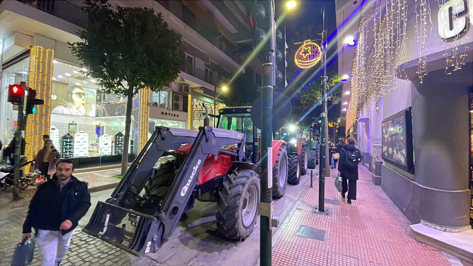 Οι αγρότες πέταξαν άχυρα έξω από τα γραφεία των τριών κυβερνητικών βουλευτών στη Λάρισα